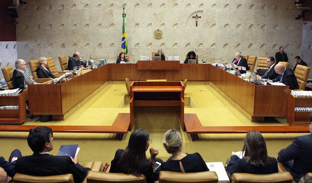 "As togas caíram. Magistrados estão nus, devassados. Depois de os ministros do Supremo Tribunal Federal tornarem-se coniventes com o golpe de Estado e verem as próprias misérias expostas em praças públicas, afloraram tensões na corte", avalia o colunista Laurez Cerqueira; para ele, o bate-boca entre os ministros Luiz Roberto Barroso e Gilmar Mendes é "sintomático"; "Os termos que saltaram do palavrório deles são constrangedores", diz Laurez; "O STF, guardião da Constituição, das garantias civis e do Estado democrático de direito, instância máxima de proteção da democracia, abandonou a nação ao relento da tempestade do golpe de Estado tramado por bandidos que se escondem na política" (Foto: Laurez Cerqueira) "As togas caíram. Magistrados estão nus, devassados. Depois de os ministros do Supremo Tribunal Federal tornarem-se coniventes com o golpe de Estado e verem as próprias misérias expostas em praças públicas, afloraram tensões na corte", avalia o colunista Laurez Cerqueira; para ele, o bate-boca entre os ministros Luiz Roberto Barroso e Gilmar Mendes é "sintomático"; "Os termos que saltaram do palavrório deles são constrangedores", diz Laurez; "O STF, guardião da Constituição, das garantias civis e do Estado democrático de direito, instância máxima de proteção da democracia, abandonou a nação ao relento da tempestade do golpe de Estado tramado por bandidos que se escondem na política"