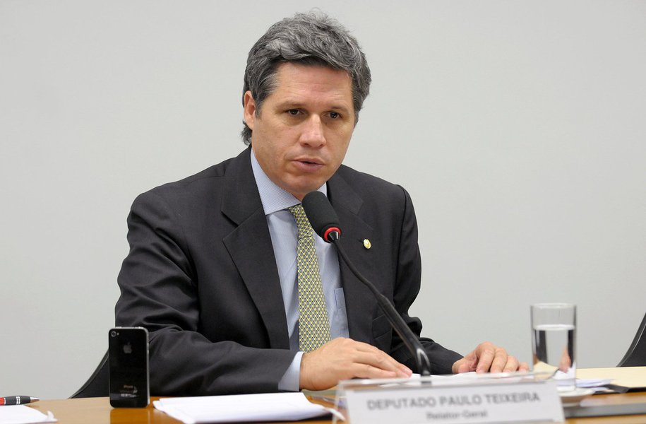 "A fala do Mourão não pode ficar assim", afirmou o deputado federal Paulo Teixeira (PT-SP), em recado ao comandante do Exército, general Villas Boas, após ele acertar junto com o ministro da Defesa, Raul Jungmann, que não haverá punição ao general da ativa Antonio Hamilton Martins Mourão, que defendeu a possibilidade de intervenção militar, diante da crise política que toma conta do País; "Digo ao General Vilas Boas que diante do golpe o caminho é 'Fora Temer' e 'Diretas Já'", disse Teixeira
(Foto: Leonardo Lucena) "A fala do Mourão não pode ficar assim", afirmou o deputado federal Paulo Teixeira (PT-SP), em recado ao comandante do Exército, general Villas Boas, após ele acertar junto com o ministro da Defesa, Raul Jungmann, que não haverá punição ao general da ativa Antonio Hamilton Martins Mourão, que defendeu a possibilidade de intervenção militar, diante da crise política que toma conta do País; "Digo ao General Vilas Boas que diante do golpe o caminho é 'Fora Temer' e 'Diretas Já'", disse Teixeira