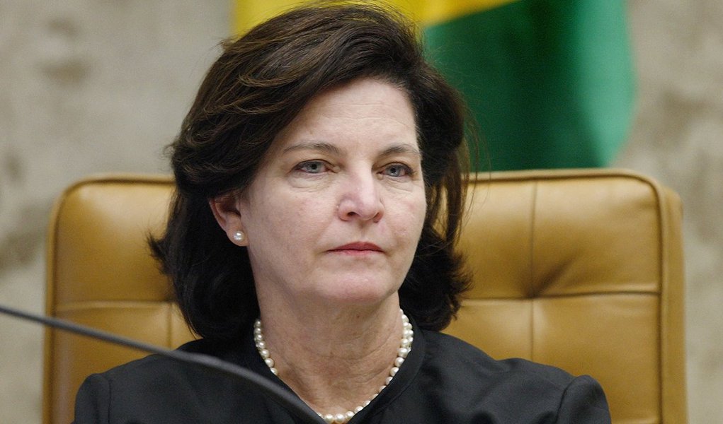A procuradora-geral da República, Raquel Dodge, enviou ao Supremo Tribunal Federal manifestações favoráveis a se manter a prisão preventiva decretada contra o empresário Joesley Batista e o executivo Ricardo Saud, ambos da J&F; para Dodge, é necessário mantê-los presos para impedir que eles possam cometer crimes; ela destacou ainda que Joesley e Saud têm condições de fugir do país por terem bens, contas bancárias e residência no exterior (Foto: Gisele Federicce) A procuradora-geral da República, Raquel Dodge, enviou ao Supremo Tribunal Federal manifestações favoráveis a se manter a prisão preventiva decretada contra o empresário Joesley Batista e o executivo Ricardo Saud, ambos da J&F; para Dodge, é necessário mantê-los presos para impedir que eles possam cometer crimes; ela destacou ainda que Joesley e Saud têm condições de fugir do país por terem bens, contas bancárias e residência no exterior