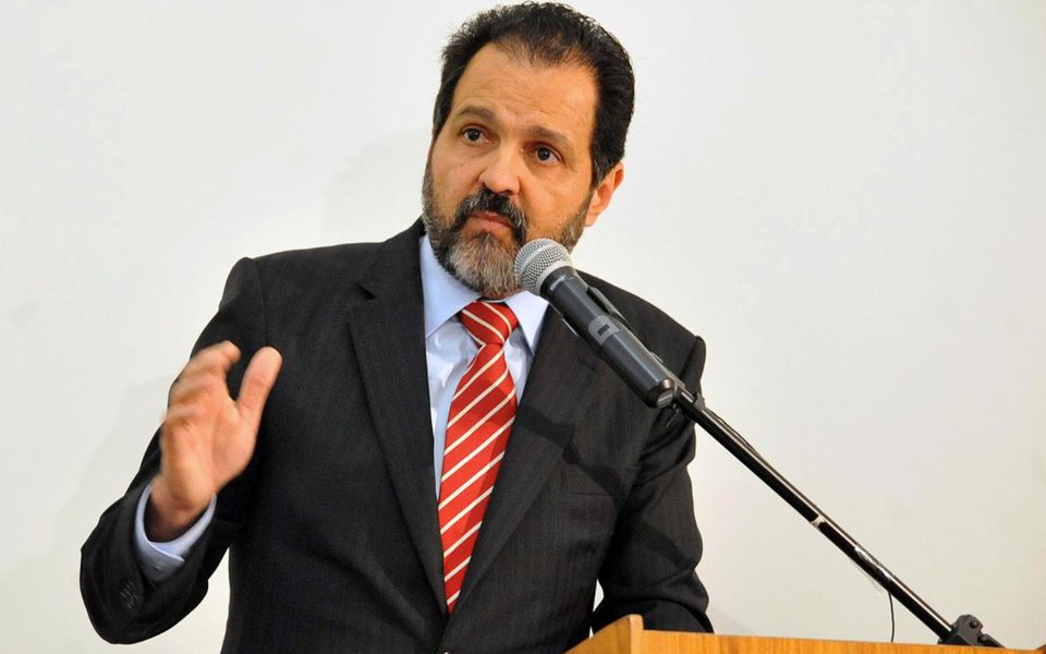 Não se pode condenar um agente público por improbidade administrativa sem que esteja comprovado de maneira suficiente o dolo, ou seja, a intenção dele em lesar o patrimônio; esse foi o entendimento dos magistrados do Tribunal de Justiça do Distrito Federal ao absolver o ex-governador Agnelo Queiroz, condenado em primeiro grau por deixar de dar posse a aprovados em concurso público para o Procon-DF, a fim de favorecer servidores comissionados indicados por políticos (Foto: Leonardo Lucena) Não se pode condenar um agente público por improbidade administrativa sem que esteja comprovado de maneira suficiente o dolo, ou seja, a intenção dele em lesar o patrimônio; esse foi o entendimento dos magistrados do Tribunal de Justiça do Distrito Federal ao absolver o ex-governador Agnelo Queiroz, condenado em primeiro grau por deixar de dar posse a aprovados em concurso público para o Procon-DF, a fim de favorecer servidores comissionados indicados por políticos