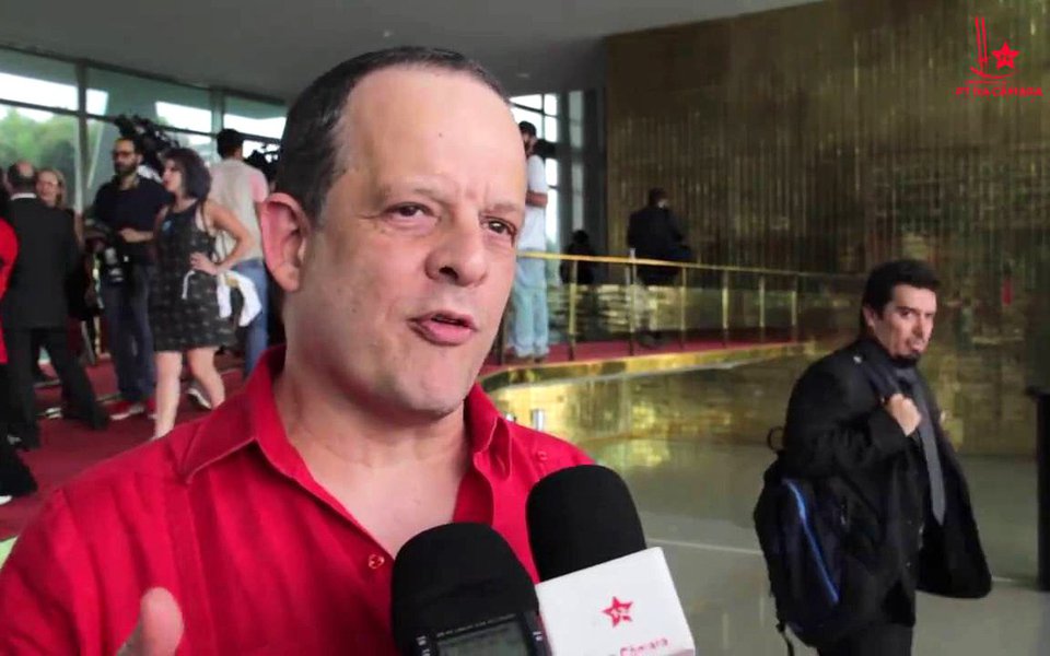 Jornalista já havia sido absolvido pelo juiz Sérgio Moro na ação penal da Operação Lava Jato sobre suposto empréstimo fraudulento em favor do PT; "Ontem a Procuradoria do TRF4 negou o parecer do MPF da 13a Vara e solicitou a manutenção de minha absolvição. O resultado concreto é que se torna praticamente certo que o TRF4, ao julgar a apelação do MPF da 13a Vara, determinará seu pronto arquivamento, com o encerramento do caso", escreveu em seu Facebook (Foto: José Barbacena) Jornalista já havia sido absolvido pelo juiz Sérgio Moro na ação penal da Operação Lava Jato sobre suposto empréstimo fraudulento em favor do PT; "Ontem a Procuradoria do TRF4 negou o parecer do MPF da 13a Vara e solicitou a manutenção de minha absolvição. O resultado concreto é que se torna praticamente certo que o TRF4, ao julgar a apelação do MPF da 13a Vara, determinará seu pronto arquivamento, com o encerramento do caso", escreveu em seu Facebook