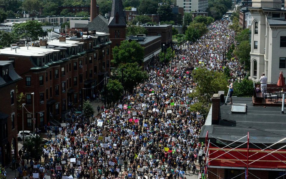 Milhares de pessoas em Boston fizeram protestos neste sábado num comício de "liberdade de expressão", promovido por porta-vozes da extrema-direita, com centenas de policiais mobilizados para evitar violência como a que resultou na morte de uma mulher na manifestação de supremacistas brancos na Virginia, semana passada (Foto: Gisele Federicce) Milhares de pessoas em Boston fizeram protestos neste sábado num comício de "liberdade de expressão", promovido por porta-vozes da extrema-direita, com centenas de policiais mobilizados para evitar violência como a que resultou na morte de uma mulher na manifestação de supremacistas brancos na Virginia, semana passada
