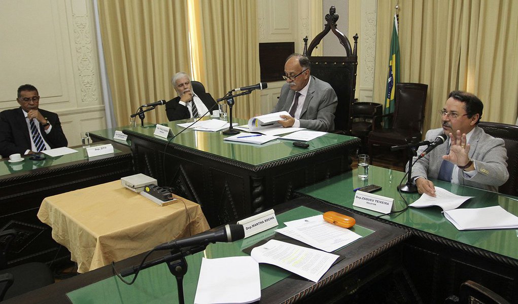 O relatório final da CPI da Assembleia Legislativa do Rio de Janeiro (Alerj) criada para investigar as causas das mortes de policiais no estado, pede o fim da "política de confronto" na segurança pública e uma série de melhorias trabalhistas para os policiais; o documento contabiliza a morte de 268 policiais civis, quase 499 bombeiros e 1.302 policiais militares, segundo dados apresentados pelos órgãos de segurança aos parlamentares, entre os anos de 2005 e 2015; o relatório será atualizado antes de ir a plenário e incluirá também os 114 policiais militares mortos em 2016, e os 102 assassinados este ano (Foto: Leonardo Lucena) O relatório final da CPI da Assembleia Legislativa do Rio de Janeiro (Alerj) criada para investigar as causas das mortes de policiais no estado, pede o fim da "política de confronto" na segurança pública e uma série de melhorias trabalhistas para os policiais; o documento contabiliza a morte de 268 policiais civis, quase 499 bombeiros e 1.302 policiais militares, segundo dados apresentados pelos órgãos de segurança aos parlamentares, entre os anos de 2005 e 2015; o relatório será atualizado antes de ir a plenário e incluirá também os 114 policiais militares mortos em 2016, e os 102 assassinados este ano