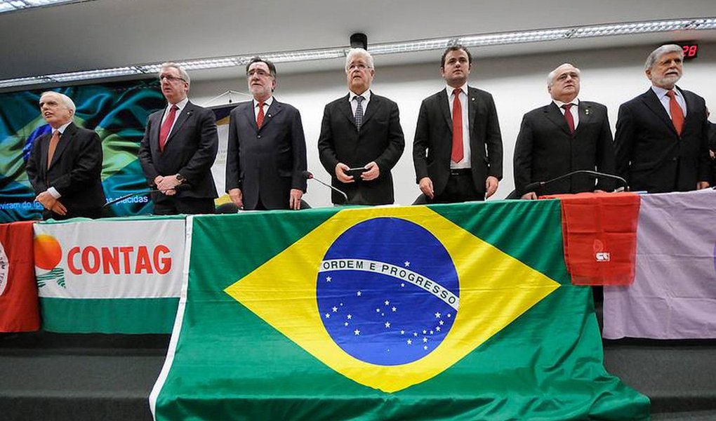 Na próxima terça-feira, dia 12, a Frente Parlamentar Mista em Defesa da Soberania Nacional e a Frente Parlamentar em Defesa do Setor Elétrico realizam ato conjunto no Congresso contra as privatizações do governo Temer; liderada pelo senador Roberto Requião e o deputado Patrus Ananias, a Frente em Defesa da Soberania divulgou manifestos aos brasileiros, autoridades nacionais e internacionais, conclamando à resistência contra a entrega do patrimônio nacional e advertindo (os embaixadores e investidores estrangeiros) que todas as privatizações do governo Temer poderão ser revistas e investigadas (Foto: Tereza Cruvinel) Na próxima terça-feira, dia 12, a Frente Parlamentar Mista em Defesa da Soberania Nacional e a Frente Parlamentar em Defesa do Setor Elétrico realizam ato conjunto no Congresso contra as privatizações do governo Temer; liderada pelo senador Roberto Requião e o deputado Patrus Ananias, a Frente em Defesa da Soberania divulgou manifestos aos brasileiros, autoridades nacionais e internacionais, conclamando à resistência contra a entrega do patrimônio nacional e advertindo (os embaixadores e investidores estrangeiros) que todas as privatizações do governo Temer poderão ser revistas e investigadas