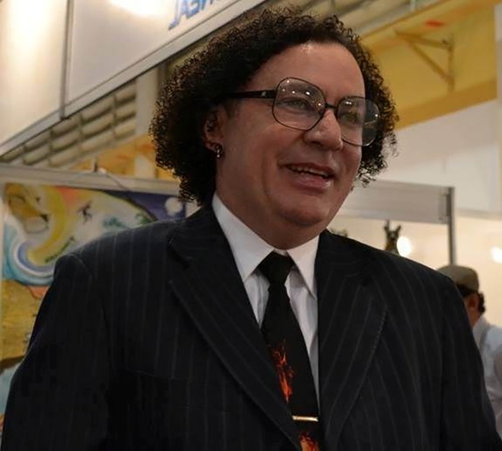 O reitor da Universidade Estadual de Alagoas, Jairo José da Costa, falou em entrevista ao DCM sobre a ameaça de morte que sofreu por estar entre uma das quatro universidades a entregarem o título de 'Doutor Honoris Causa' a Lula; "Saí para almoçar e ao retornar fui informado pela secretária que ela havia recebido um telefonema anônimo, com voz de homem, perguntando se eu estava. Como não era o caso, essa pessoa perguntou se ela poderia me dar um recado – ela disse que sim – perguntou se haveria uma cerimônia para entrega de título de Doutor Honoris Causa ao ex-presidente Lula –ela disse sim – ao que ele ameaçou: "pois diga a ele que se ele fizer isso, no outro dia ele é um homem-morto, um homem-morto, entendeu?", conta o reitor (Foto: Romulo Faro) O reitor da Universidade Estadual de Alagoas, Jairo José da Costa, falou em entrevista ao DCM sobre a ameaça de morte que sofreu por estar entre uma das quatro universidades a entregarem o título de 'Doutor Honoris Causa' a Lula; "Saí para almoçar e ao retornar fui informado pela secretária que ela havia recebido um telefonema anônimo, com voz de homem, perguntando se eu estava. Como não era o caso, essa pessoa perguntou se ela poderia me dar um recado – ela disse que sim – perguntou se haveria uma cerimônia para entrega de título de Doutor Honoris Causa ao ex-presidente Lula –ela disse sim – ao que ele ameaçou: "pois diga a ele que se ele fizer isso, no outro dia ele é um homem-morto, um homem-morto, entendeu?", conta o reitor