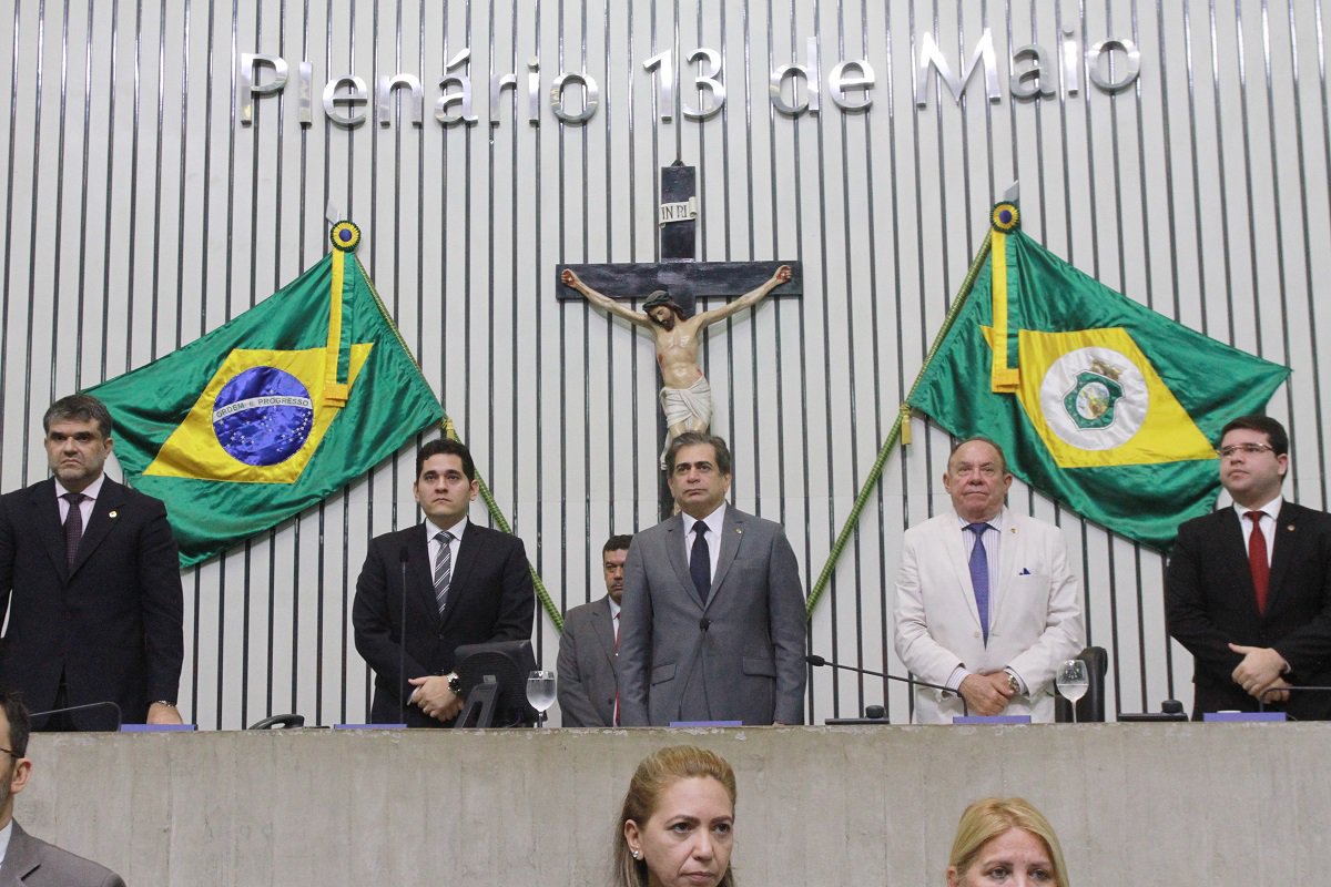 A Mesa Diretora da Assembleia Legislativa promulgou, nesta quinta-feira (17), a Emenda Constitucional que extingue o TCM. O texto, de autoria do deputado Heitor Férrer (PSB), entra em vigor a partir da publicação no Diário Oficial do Estado. Com a extinção do TCM, todos os servidores efetivos passam a integrar o quadro do Tribunal de Contas do Estado do Ceará (TCE), incluindo os procuradores e auditores que atuam perante os tribunais. Os conselheiros do TCM serão postos em disponibilidade - com direito e percepção integral das remunerações. Os servidores inativos e pensionistas do TCM irão integrar o quadro de inativos do TCE (Foto: Fatima 247) A Mesa Diretora da Assembleia Legislativa promulgou, nesta quinta-feira (17), a Emenda Constitucional que extingue o TCM. O texto, de autoria do deputado Heitor Férrer (PSB), entra em vigor a partir da publicação no Diário Oficial do Estado. Com a extinção do TCM, todos os servidores efetivos passam a integrar o quadro do Tribunal de Contas do Estado do Ceará (TCE), incluindo os procuradores e auditores que atuam perante os tribunais. Os conselheiros do TCM serão postos em disponibilidade - com direito e percepção integral das remunerações. Os servidores inativos e pensionistas do TCM irão integrar o quadro de inativos do TCE