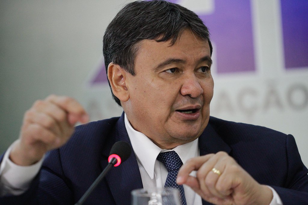 O governador Wellington Dias lançou na Associação Piauiense de Municípios (APPM), o programa Avançar Cidades – Mobilidade e Saneamento, do governo federal; no Piauí, o programa prevê iniciativas para as áreas de saneamento básico e mobilidade urbana nos 224 municípios; o investimento inicial no estado será de mais de R$ 3 bilhões, definido de acordo com a capacidade de endividamento de cada cidade; “É um crédito para ser pago em 20 anos, com 4 anos de carência. Ou seja, é uma grande oportunidade para os municípios" (Foto: Leonardo Lucena) O governador Wellington Dias lançou na Associação Piauiense de Municípios (APPM), o programa Avançar Cidades – Mobilidade e Saneamento, do governo federal; no Piauí, o programa prevê iniciativas para as áreas de saneamento básico e mobilidade urbana nos 224 municípios; o investimento inicial no estado será de mais de R$ 3 bilhões, definido de acordo com a capacidade de endividamento de cada cidade; “É um crédito para ser pago em 20 anos, com 4 anos de carência. Ou seja, é uma grande oportunidade para os municípios"
