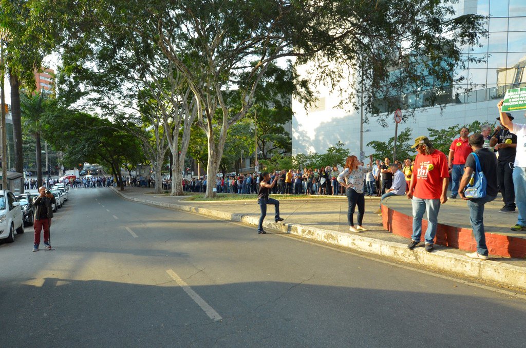 Abraço simbólico ocorreu em volta do edifício Julio Soares, sede da estatal, no bairro Santo Agostinho, em Belo Horizonte; o ato, que contou com a participação de cerca de duas mil pessoas, entre trabalhadores, parlamentares, sindicalistas, artistas e integrantes de movimentos sociais, foi uma demonstração da insatisfação com relação à postura do governo federal, que não abre mão em levar a leilão quatro usinas da empresa; leilões foram suspensos nesta segunda-feira 21 por decisão da Justiça (Foto: Leonardo Lucena) Abraço simbólico ocorreu em volta do edifício Julio Soares, sede da estatal, no bairro Santo Agostinho, em Belo Horizonte; o ato, que contou com a participação de cerca de duas mil pessoas, entre trabalhadores, parlamentares, sindicalistas, artistas e integrantes de movimentos sociais, foi uma demonstração da insatisfação com relação à postura do governo federal, que não abre mão em levar a leilão quatro usinas da empresa; leilões foram suspensos nesta segunda-feira 21 por decisão da Justiça