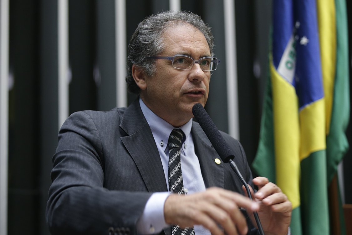 Bancada do PT na Câmara dos Deputados acusou nesta quinta-feira, 17, a base de Michel Temer na Casa de agir contra os interesses da maioria da população brasileira, ao aprovar emendas ao Projeto de Lei sobre imóvel alienado como garantia de financiamento; pelo ordenamento jurídico atual, o imóvel comprado garante, em caso de inadimplência, a quitação da dívida decorrente de sua aquisição; mas a MP 775 aprovada na Câmara define que essa garantia pode não ser mais suficiente, e caso o valor apurado na sua venda após a retomada seja menor que o montante total da dívida, o tomador continuará obrigado a pagar o saldo devedor (Foto: Aquiles Lins) Bancada do PT na Câmara dos Deputados acusou nesta quinta-feira, 17, a base de Michel Temer na Casa de agir contra os interesses da maioria da população brasileira, ao aprovar emendas ao Projeto de Lei sobre imóvel alienado como garantia de financiamento; pelo ordenamento jurídico atual, o imóvel comprado garante, em caso de inadimplência, a quitação da dívida decorrente de sua aquisição; mas a MP 775 aprovada na Câmara define que essa garantia pode não ser mais suficiente, e caso o valor apurado na sua venda após a retomada seja menor que o montante total da dívida, o tomador continuará obrigado a pagar o saldo devedor