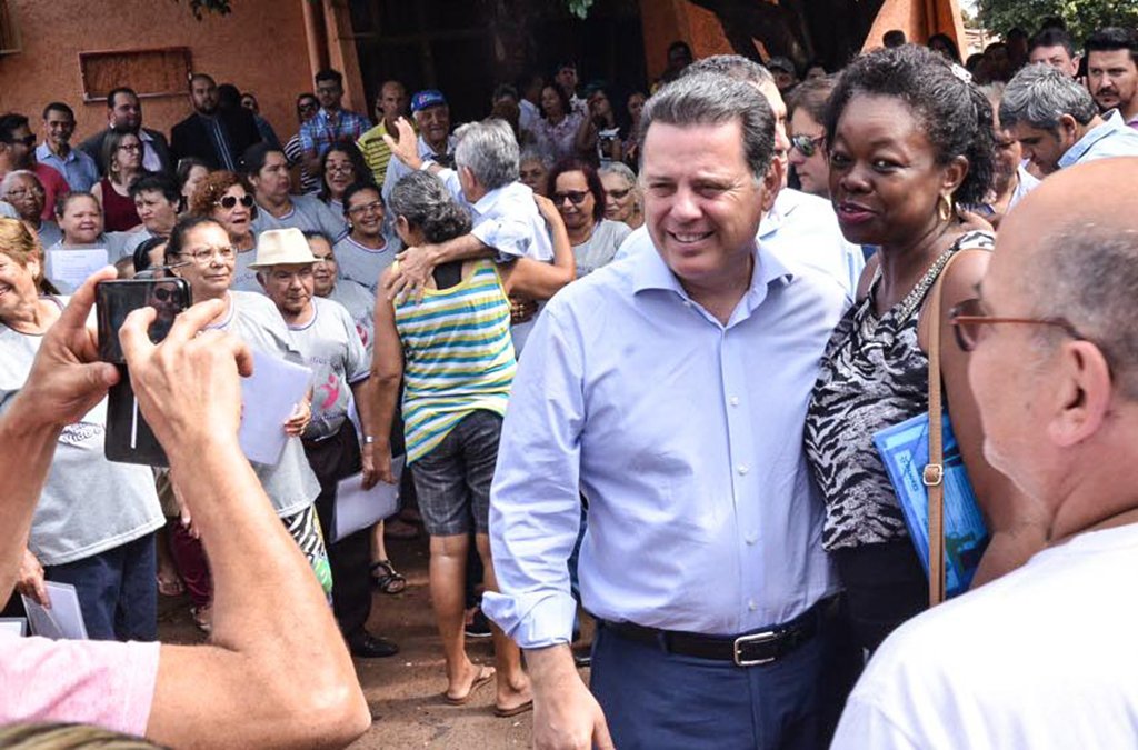 O governador Marconi Perillo, o vice-governador José Eliton e a prefeita de Cachoeira Dourada, Natália Prates, assinaram convênio de R$ 1 milhão dentro do programa Goiás na Frente; o recurso, segundo a prefeita, será utilizado para recuperação asfáltica; o governador falou de algumas obras estruturantes que estão sendo feitas na região dentro do programa Goiás na Frente e destacou a reconstrução da rodovia até Inaciolândia; o trecho entre Inaciolândia e Gouvelândia já está pronto; outro investimento é a pavimentação dos 31 km da GO-309, ligação entre Cachoeira Dourada e Itumbiara; as obras já foram iniciadas, segundo calendário da Agetop; “Estamos construindo uma nova rodovia ao custo de R$ 50 milhões. Todo o dinheiro já está viabilizado”, garantiu
(Foto: Leonardo Lucena) O governador Marconi Perillo, o vice-governador José Eliton e a prefeita de Cachoeira Dourada, Natália Prates, assinaram convênio de R$ 1 milhão dentro do programa Goiás na Frente; o recurso, segundo a prefeita, será utilizado para recuperação asfáltica; o governador falou de algumas obras estruturantes que estão sendo feitas na região dentro do programa Goiás na Frente e destacou a reconstrução da rodovia até Inaciolândia; o trecho entre Inaciolândia e Gouvelândia já está pronto; outro investimento é a pavimentação dos 31 km da GO-309, ligação entre Cachoeira Dourada e Itumbiara; as obras já foram iniciadas, segundo calendário da Agetop; “Estamos construindo uma nova rodovia ao custo de R$ 50 milhões. Todo o dinheiro já está viabilizado”, garantiu