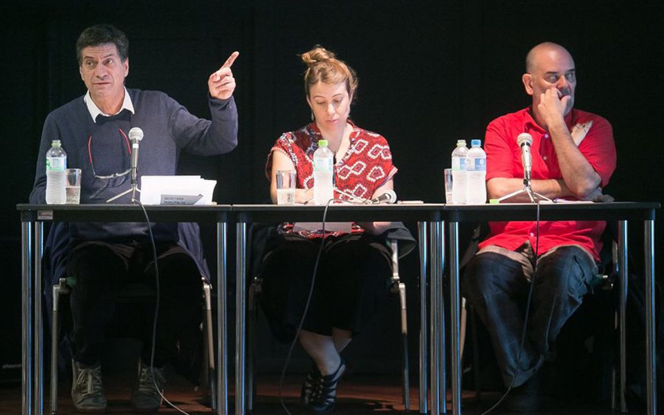As ações adotadas pelo governo de Nelson Marchezan Jr. (PSDB) para a área da cultura, atrasos em pagamentos a artistas, um orçamento sem números definidos, parcerias público-privadas como única alternativa; esses foram alguns dos pontos discutidos no Conversas Cidadãs que colocou as políticas culturais em debate, no Instituto Goethe; o secretário municipal de Cultura Luciano Alabarse defendeu as parcerias público-privadas como única alternativa para realização de novas iniciativas; “Porto Alegre fica nervosa quando houve essas explicações. E não devia. Porque fora disso não há saída, fora disso é a decadência de todos os equipamentos” (Foto: Leonardo Lucena) As ações adotadas pelo governo de Nelson Marchezan Jr. (PSDB) para a área da cultura, atrasos em pagamentos a artistas, um orçamento sem números definidos, parcerias público-privadas como única alternativa; esses foram alguns dos pontos discutidos no Conversas Cidadãs que colocou as políticas culturais em debate, no Instituto Goethe; o secretário municipal de Cultura Luciano Alabarse defendeu as parcerias público-privadas como única alternativa para realização de novas iniciativas; “Porto Alegre fica nervosa quando houve essas explicações. E não devia. Porque fora disso não há saída, fora disso é a decadência de todos os equipamentos”