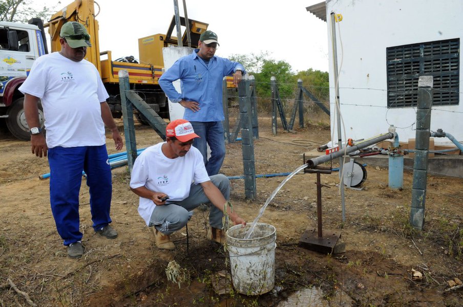 A Secretaria Estadual do Meio Ambiente (Sema) recebeu nesta terça-feira autorização do Ministério do Meio Ambiente para continuidade do Programa Água Doce na Bahia a 2ª etapa do programa está orçada em R$ 32,9 milhões; "A Bahia comemora a liberação deste investimento. É mais um resultado do esforço de gestão do governo Rui Costa", comemora o titular da Sema, Geraldo Reis; o Programa Água Doce transforma água salobra de poço em água potável da mais alta qualidade para o consumo humano, por meio da implantação de sistemas sustentáveis de dessalinização no semiárido, incentivando a autonomia das comunidades na gestão da água (Foto: Romulo Faro) A Secretaria Estadual do Meio Ambiente (Sema) recebeu nesta terça-feira autorização do Ministério do Meio Ambiente para continuidade do Programa Água Doce na Bahia a 2ª etapa do programa está orçada em R$ 32,9 milhões; "A Bahia comemora a liberação deste investimento. É mais um resultado do esforço de gestão do governo Rui Costa", comemora o titular da Sema, Geraldo Reis; o Programa Água Doce transforma água salobra de poço em água potável da mais alta qualidade para o consumo humano, por meio da implantação de sistemas sustentáveis de dessalinização no semiárido, incentivando a autonomia das comunidades na gestão da água