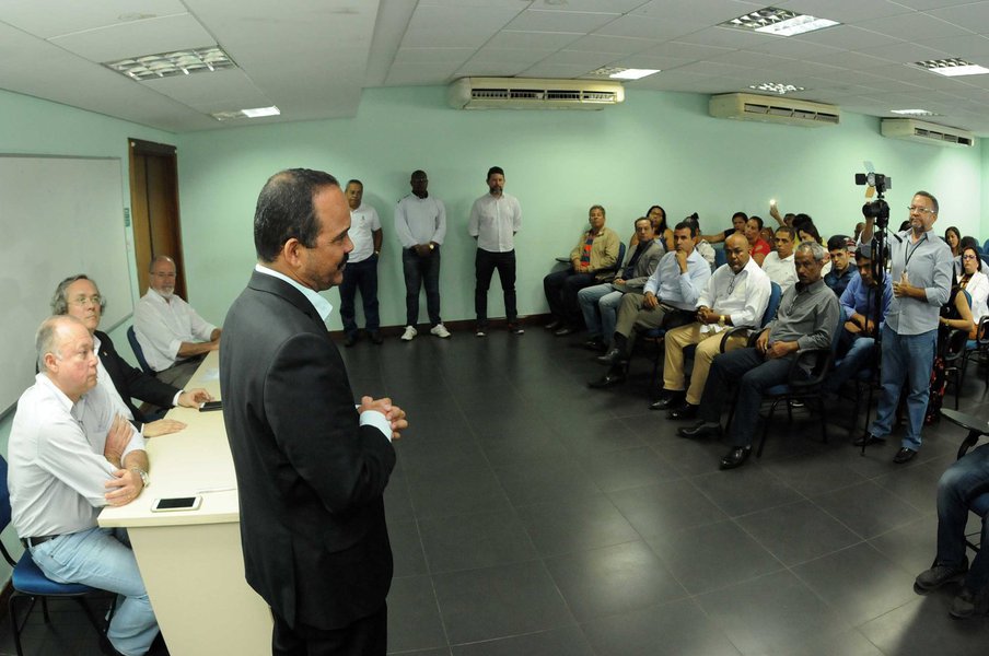 A Universidade Federal da Bahia (UFBA) vai inaugurar seu campus avançado em Camaçari em janeiro de 2018 para cursos de engenharia e tecnologia. Serão 400 vagas disponibilizadas no primeiro processo de seleção; o prefeito Antônio Elinaldo (DEM) recebeu o reitor da universidade, João Sales, nesta sexta (25) para uma reunião técnica seguida de visita à Cidade do Saber, local indicado pelo democrata para funcionar como campus provisório até a construção do definitivo em área do Ceped, na rodovia BA-512; "Esta é uma prioridade para a gente, e o que for preciso fazer para melhorar as estruturas nós vamos fazer, pois não podemos perder mais esse ano", disse o prefeito (Foto: Romulo Faro) A Universidade Federal da Bahia (UFBA) vai inaugurar seu campus avançado em Camaçari em janeiro de 2018 para cursos de engenharia e tecnologia. Serão 400 vagas disponibilizadas no primeiro processo de seleção; o prefeito Antônio Elinaldo (DEM) recebeu o reitor da universidade, João Sales, nesta sexta (25) para uma reunião técnica seguida de visita à Cidade do Saber, local indicado pelo democrata para funcionar como campus provisório até a construção do definitivo em área do Ceped, na rodovia BA-512; "Esta é uma prioridade para a gente, e o que for preciso fazer para melhorar as estruturas nós vamos fazer, pois não podemos perder mais esse ano", disse o prefeito