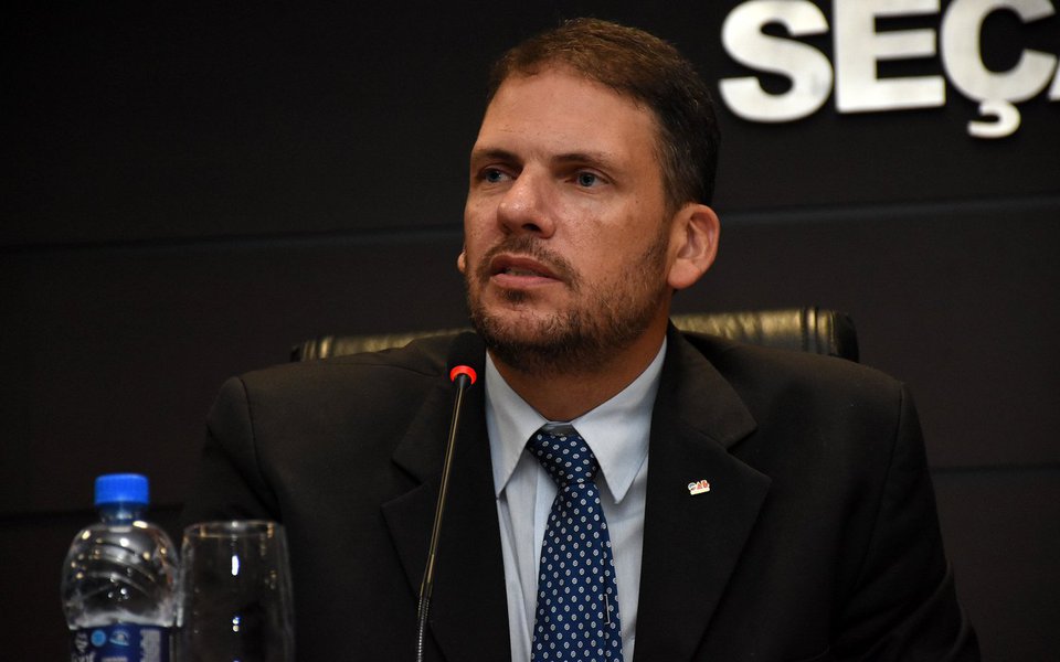O presidente da OAB-PR, José Augusto Araújo de Noronha, distribuiu nota oficial da entidade pedindo veto de Michel Temer à criação do fundo partidário de R$ 1,6 bilhão; para o dirigente da Ordem, o bilionário fundo aprovado pelo Congresso visa “facilitar a eleição dos políticos que já detêm mandato” e não representa o anseio da sociedade brasileira por uma ampla reforma política; segundo a nota, a criação do fundo “é uma afronta aos cidadãos brasileiros” (Foto: Leonardo Lucena) O presidente da OAB-PR, José Augusto Araújo de Noronha, distribuiu nota oficial da entidade pedindo veto de Michel Temer à criação do fundo partidário de R$ 1,6 bilhão; para o dirigente da Ordem, o bilionário fundo aprovado pelo Congresso visa “facilitar a eleição dos políticos que já detêm mandato” e não representa o anseio da sociedade brasileira por uma ampla reforma política; segundo a nota, a criação do fundo “é uma afronta aos cidadãos brasileiros”