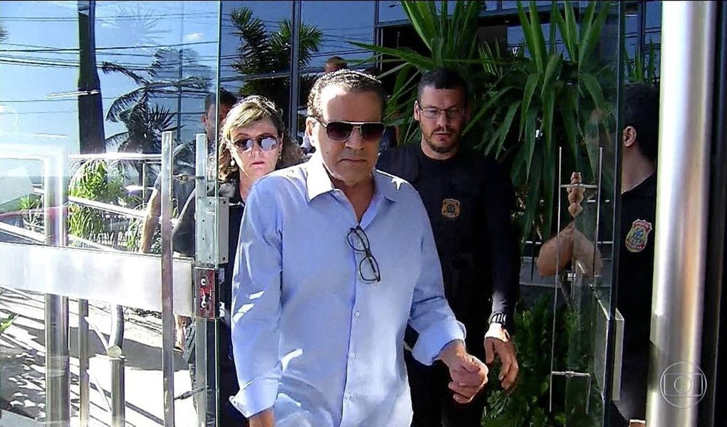 Após a deflagração de operação na manhã desta quinta-feira (26), visando pessoas ligadas ao ex-ministro Henrique Eduardo Alves (PMDB), a Polícia Federal afirmou que, apesar de estar preso desde o dia 6 de junho, Alves comandava um esquema de ocultação de bens e fraude de licitações, usando assessores e pessoas ligadas a ele; investigadores afirmaram que um grupo de pessoas ligadas ao ex-ministro continuava realizando fraudes em licitações de prefeituras do interior do Rio Grande do Norte; contratos envolviam recursos de convênios com o Governo Federal; somadas, as obras custariam cerca de R$ 5,5 milhões, porém os investigadores ainda não identificaram qual seria o percentual da propina dividida entre os beneficiários e o próprio ex-ministro (Foto: Aquiles Lins) Após a deflagração de operação na manhã desta quinta-feira (26), visando pessoas ligadas ao ex-ministro Henrique Eduardo Alves (PMDB), a Polícia Federal afirmou que, apesar de estar preso desde o dia 6 de junho, Alves comandava um esquema de ocultação de bens e fraude de licitações, usando assessores e pessoas ligadas a ele; investigadores afirmaram que um grupo de pessoas ligadas ao ex-ministro continuava realizando fraudes em licitações de prefeituras do interior do Rio Grande do Norte; contratos envolviam recursos de convênios com o Governo Federal; somadas, as obras custariam cerca de R$ 5,5 milhões, porém os investigadores ainda não identificaram qual seria o percentual da propina dividida entre os beneficiários e o próprio ex-ministro