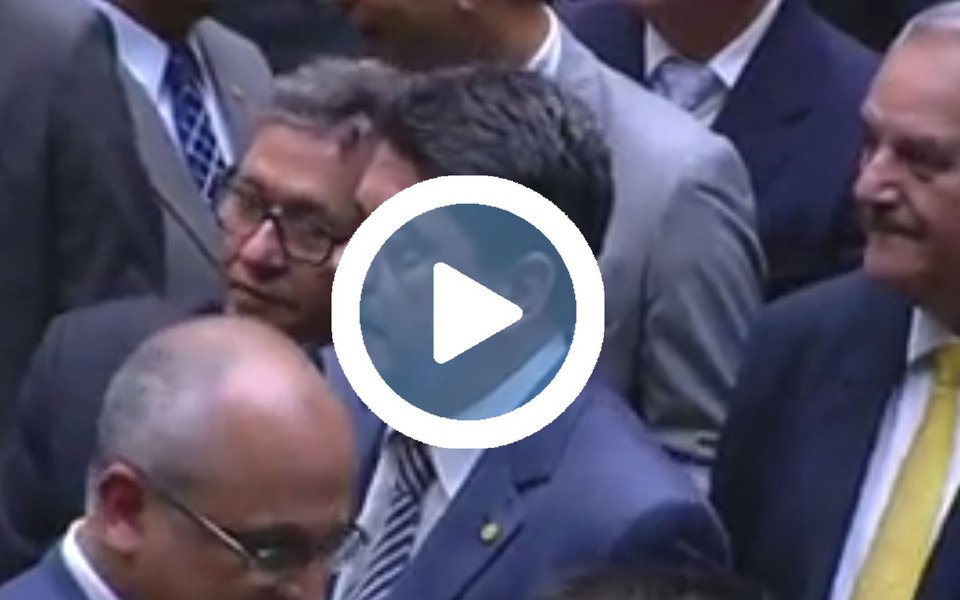 Voto do deputado federal Whadi Damous (PT-RJ) pela admissibilidade da denúncia de corrupção contra Michel temer resumiu a indignação da maioria dos brasileiros; ele justificou o voto afirmando que "o Palácio do Planalto é sede do crime organizado. Michel Temer é chefe do crime organizado e traidor da classe trabalhadora brasileira"; declaração foi referência ao fato de Temer ter sido gravado pelo empresário Joesley Batista avalizando a compra do silêncio do ex-deputado Eduardo Cunha (PMDB-RJ), além de propor as reformas trabalhista e previdenciária (Foto: Paulo Emílio) Voto do deputado federal Whadi Damous (PT-RJ) pela admissibilidade da denúncia de corrupção contra Michel temer resumiu a indignação da maioria dos brasileiros; ele justificou o voto afirmando que "o Palácio do Planalto é sede do crime organizado. Michel Temer é chefe do crime organizado e traidor da classe trabalhadora brasileira"; declaração foi referência ao fato de Temer ter sido gravado pelo empresário Joesley Batista avalizando a compra do silêncio do ex-deputado Eduardo Cunha (PMDB-RJ), além de propor as reformas trabalhista e previdenciária