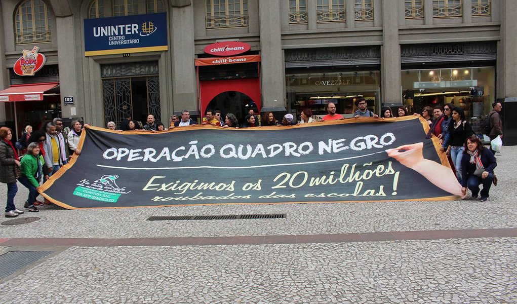 A APP-Sindicato vai aos desfiles no 7 de Setembro, em todo o Paraná, para protestar contra a corrupção no governo Beto Richa (PSDB); "Não vamos deixar o Beto Richa apagar a Operação Quadro Negro!!!", diz o chamado dos educadores; tucano é citado várias vezes na delação do empreiteiro Eduardo Lopes de Souza, dono da construtora Valor, como beneficiário do desvio de R$ 20 milhões na construção de escolas no estado (Foto: Leonardo Lucena) A APP-Sindicato vai aos desfiles no 7 de Setembro, em todo o Paraná, para protestar contra a corrupção no governo Beto Richa (PSDB); "Não vamos deixar o Beto Richa apagar a Operação Quadro Negro!!!", diz o chamado dos educadores; tucano é citado várias vezes na delação do empreiteiro Eduardo Lopes de Souza, dono da construtora Valor, como beneficiário do desvio de R$ 20 milhões na construção de escolas no estado
