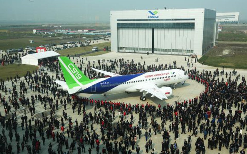 O primeiro avião comercial de grande porte de fabricação chinesa está em fase de testes de voo e é um dos expoentes do plano do governo central chamado "Made in China 2025", que tem por objetivo promover a produção interna de bens de alta tecnologia, como robôs, medicamentos, carros elétricos e equipamentos aeroespaciais (Foto: Gisele Federicce) O primeiro avião comercial de grande porte de fabricação chinesa está em fase de testes de voo e é um dos expoentes do plano do governo central chamado "Made in China 2025", que tem por objetivo promover a produção interna de bens de alta tecnologia, como robôs, medicamentos, carros elétricos e equipamentos aeroespaciais