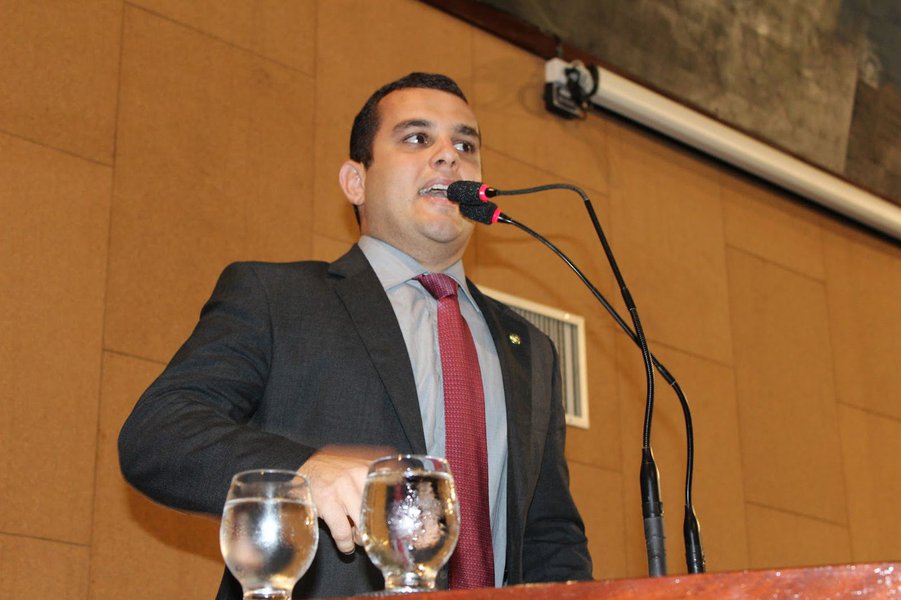 O deputado estadual Alex Lima (Podemos) denunciou casos de chantagens feitos por Democratas e partidos aliados aos prefeitos e lideranças do interior da Bahia, que se recusam a deixar a base do governador Rui Costa (PT); “A conversa do Democratas e seus aliados é que os trabalhos serão dificultados para aqueles que estão na base do governador. Inclusive, tivemos casos em que Sílvio Pinheiro, amigo pessoal do ACM Neto, afirmou a um prefeito que ‘se não rompesse com o governador não iria liberar nada do Fundo Nacional de Desenvolvimento da Educação’.”, disse o parlamentar (Foto: Leonardo Lucena) O deputado estadual Alex Lima (Podemos) denunciou casos de chantagens feitos por Democratas e partidos aliados aos prefeitos e lideranças do interior da Bahia, que se recusam a deixar a base do governador Rui Costa (PT); “A conversa do Democratas e seus aliados é que os trabalhos serão dificultados para aqueles que estão na base do governador. Inclusive, tivemos casos em que Sílvio Pinheiro, amigo pessoal do ACM Neto, afirmou a um prefeito que ‘se não rompesse com o governador não iria liberar nada do Fundo Nacional de Desenvolvimento da Educação’.”, disse o parlamentar