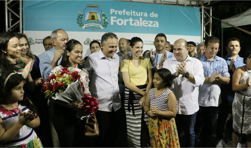 Instalado no bairro Conjunto Ceará, o equipamento oferecerá ao público infantil estrutura física e acervo composto por 4 mil livros. A Biblioteca Pública Infantil Herbênia Gurgel é composta por sala multiuso, brinquedoteca, jardim com parque infantil, banheiros acessíveis e copa, além de telecentro equipado com cinco computadores para livre acesso. "Uma biblioteca comunitária como esta dá oportunidade para crianças e jovens saírem das ruas, recebendo oportunidades alternativas de inclusão pelo conhecimento e pela cultura", declarou o prefeito Roberto Cláudio (PDT) (Foto: Rodrigo Rocha) Instalado no bairro Conjunto Ceará, o equipamento oferecerá ao público infantil estrutura física e acervo composto por 4 mil livros. A Biblioteca Pública Infantil Herbênia Gurgel é composta por sala multiuso, brinquedoteca, jardim com parque infantil, banheiros acessíveis e copa, além de telecentro equipado com cinco computadores para livre acesso. "Uma biblioteca comunitária como esta dá oportunidade para crianças e jovens saírem das ruas, recebendo oportunidades alternativas de inclusão pelo conhecimento e pela cultura", declarou o prefeito Roberto Cláudio (PDT)