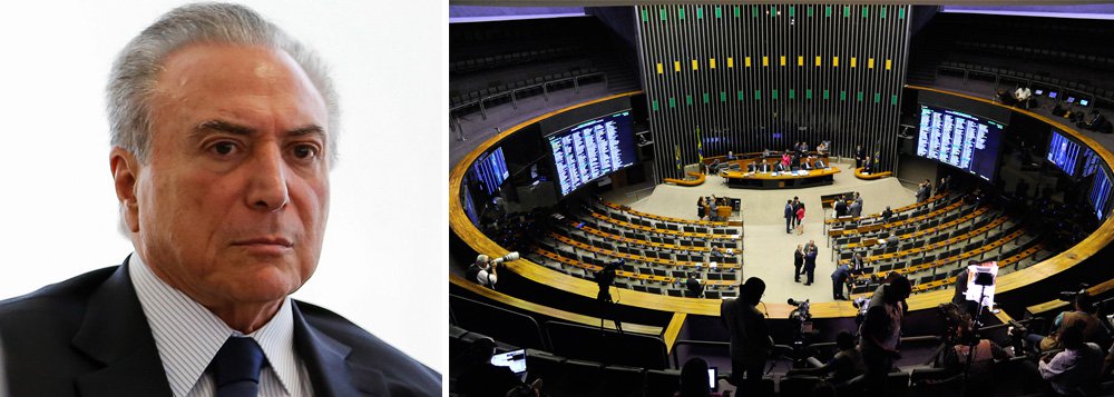 A estratégia da oposição de não registrar presença no plenário da Câmara nesta quarta-feira, 25, para forçar o adiamento da votação da denúncia de organização criminosa e obstrução de Justiça contra Michel Temer está surtindo efeito; integrantes do Palácio do Planalto já discutem apresentar um requerimento de adiamento da votação; segundo a jornalista Andreia Sadi, a missão foi delegada ao líder do governo na Câmara, Aguinaldo Ribeiro (PP-PB) (Foto: Aquiles Lins) A estratégia da oposição de não registrar presença no plenário da Câmara nesta quarta-feira, 25, para forçar o adiamento da votação da denúncia de organização criminosa e obstrução de Justiça contra Michel Temer está surtindo efeito; integrantes do Palácio do Planalto já discutem apresentar um requerimento de adiamento da votação; segundo a jornalista Andreia Sadi, a missão foi delegada ao líder do governo na Câmara, Aguinaldo Ribeiro (PP-PB)