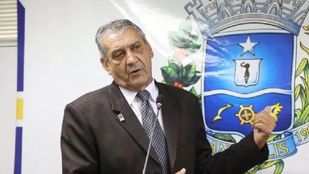 Uma jovem denunciou o vereador de Anápolis Mauro José Severiano (PSDB), mais conhecido como Maurão do INPS, por assédio sexual; em boletim de ocorrência feito na quinta-feira (5), a mulher afirma que encontrou o número do vereador em um grupo de empregos; ao entrar em contato para solicitar a vaga, recebeu como resposta um pedido de namoro e que fosse enviada uma foto de corpo inteiro; o vereador se defende e diz que foi vítima de armadilha política (Foto: José Barbacena) Uma jovem denunciou o vereador de Anápolis Mauro José Severiano (PSDB), mais conhecido como Maurão do INPS, por assédio sexual; em boletim de ocorrência feito na quinta-feira (5), a mulher afirma que encontrou o número do vereador em um grupo de empregos; ao entrar em contato para solicitar a vaga, recebeu como resposta um pedido de namoro e que fosse enviada uma foto de corpo inteiro; o vereador se defende e diz que foi vítima de armadilha política