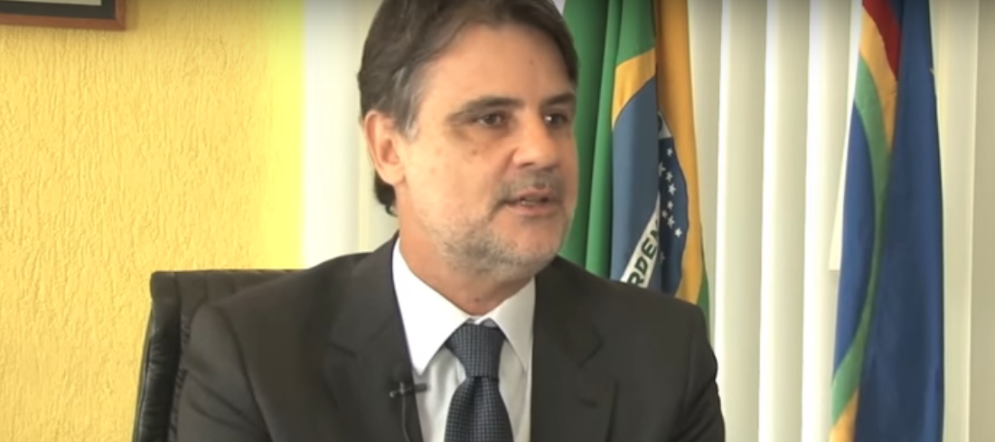 O presidente do PMDB de Pernambuco e vice-governador do estado, Raul Henry, afirmou que reagirá à dissolução do diretório estadual do partido pretendida pelo senador Romero Jucá (PMDB-RR) para entregar o comando estadual da sigla ao senador Fernando Bezerra Coelho, filiado à legenda; Henry foi eleito para uma comissão permanente e pode recorrer à Justiça Eleitoral; “Nosso sentimento é de completa indignação. A atitude do senador Fernando Bezerra Coelho de querer entrar no PMDB de Pernambuco destituindo sua direção regional e mudando a orientação política do partido é inaceitável”, disse Henry, em nota (Foto: Leonardo Lucena) O presidente do PMDB de Pernambuco e vice-governador do estado, Raul Henry, afirmou que reagirá à dissolução do diretório estadual do partido pretendida pelo senador Romero Jucá (PMDB-RR) para entregar o comando estadual da sigla ao senador Fernando Bezerra Coelho, filiado à legenda; Henry foi eleito para uma comissão permanente e pode recorrer à Justiça Eleitoral; “Nosso sentimento é de completa indignação. A atitude do senador Fernando Bezerra Coelho de querer entrar no PMDB de Pernambuco destituindo sua direção regional e mudando a orientação política do partido é inaceitável”, disse Henry, em nota
