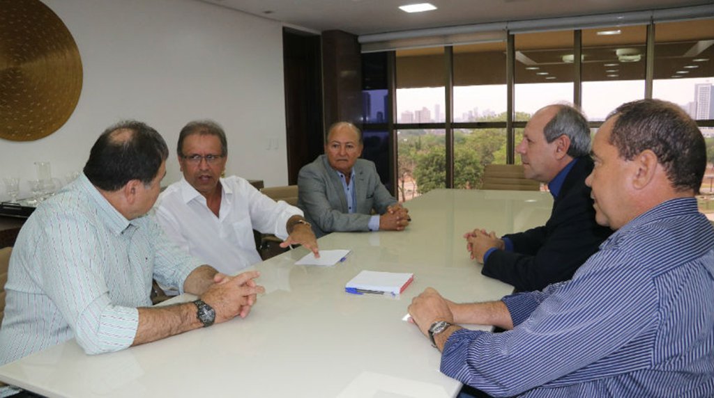 O prefeito de Araguaína, Ronaldo Dimas (PR), e se reaproximou de duas forças que se colocaram contra ele na eleição de Araguaína no ano passado, os deputados federais Lázaro Botelho (PP) e César Halum (PRB); ochefe do executivo municipal e os dois parlamentares se reuniram com o governador Marcelo Miranda (PMDB) e com o senador Vicentinho Alves (PR), no Palácio Araguaia; Dimas e os deputados se colocaram à disposição para "um pacto por Araguaína” e para estarem todos juntos na eleição do próximo ano (Foto: Leonardo Lucena) O prefeito de Araguaína, Ronaldo Dimas (PR), e se reaproximou de duas forças que se colocaram contra ele na eleição de Araguaína no ano passado, os deputados federais Lázaro Botelho (PP) e César Halum (PRB); ochefe do executivo municipal e os dois parlamentares se reuniram com o governador Marcelo Miranda (PMDB) e com o senador Vicentinho Alves (PR), no Palácio Araguaia; Dimas e os deputados se colocaram à disposição para "um pacto por Araguaína” e para estarem todos juntos na eleição do próximo ano