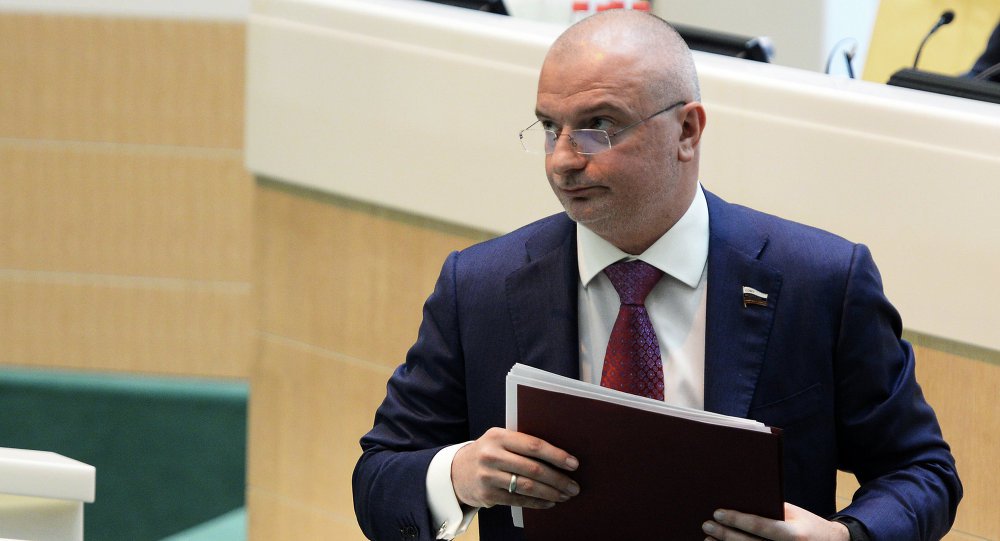 Os Estados Unidos "dão conselhos" a todo o mundo, mas não conseguem resolver de modo pacífico os problemas e conflitos em seu próprio país, afirmou à Sputnik o senador russo Andrei Klishas, em relação aos acontecimentos na cidade norte-americana de Charlottesville; na noite de sábado, na cidade de Charlottesville houve confrontações entre neonazistas e seus oponentes que causaram uma morte e deixaram 34 pessoas feridas; "Antes de ler instruções a todo o mundo sobre como organizar a vida nesta ou naquela parte do planeta, é melhor os EUA aprenderem a resolver de modo pacífico os problemas e conflitos em seu próprio país", disse Andrei Klishas (Foto: Romulo Faro) Os Estados Unidos "dão conselhos" a todo o mundo, mas não conseguem resolver de modo pacífico os problemas e conflitos em seu próprio país, afirmou à Sputnik o senador russo Andrei Klishas, em relação aos acontecimentos na cidade norte-americana de Charlottesville; na noite de sábado, na cidade de Charlottesville houve confrontações entre neonazistas e seus oponentes que causaram uma morte e deixaram 34 pessoas feridas; "Antes de ler instruções a todo o mundo sobre como organizar a vida nesta ou naquela parte do planeta, é melhor os EUA aprenderem a resolver de modo pacífico os problemas e conflitos em seu próprio país", disse Andrei Klishas
