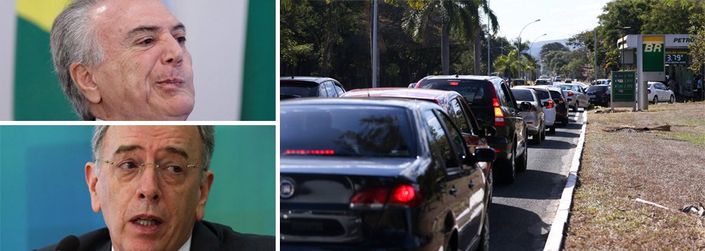 Michel Temer compra deputados e Pedro Parente, presidente da Petrobrás, aumentará os preços dos combustíveis para cobrir o rombo nos cofres públicos. Para compensar os R$ 4 bilhões gastos por Temer para se safar, a estatal aumentará em 0,2% o preço da gasolina e 1% para o diesel nas refinarias (Foto: Charles Nisz) Michel Temer compra deputados e Pedro Parente, presidente da Petrobrás, aumentará os preços dos combustíveis para cobrir o rombo nos cofres públicos. Para compensar os R$ 4 bilhões gastos por Temer para se safar, a estatal aumentará em 0,2% o preço da gasolina e 1% para o diesel nas refinarias
