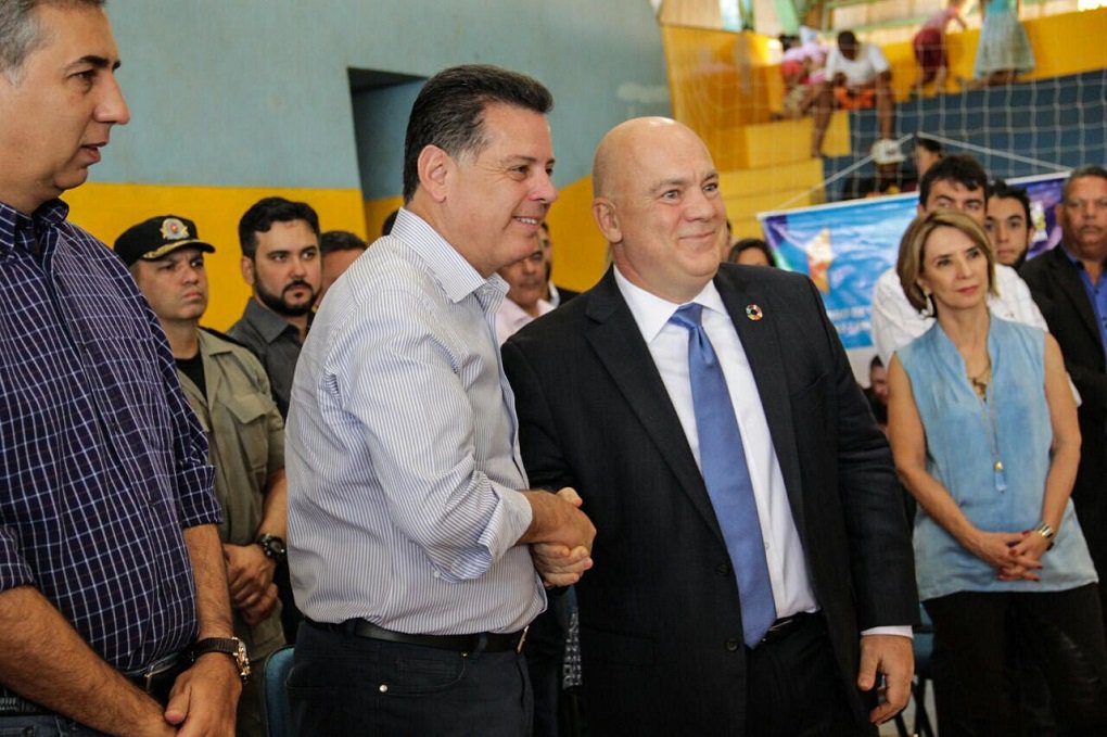Governador Marconi Perillo assinou, nesta quinta-feira (31), em Alto Paraíso, o Marco de Cooperação para fortalecer os laços entre as Nações Unidas e o Governo de Goiás, com foco na Agenda 2030 e o Projeto Piloto Território do Bem Viver que será implementado em Alto Paraíso de Goiás; "Eu viajei a Brasília especialmente para assinar o protocolo com a ONU. Isso significa que as tratativas que temos tido nos últimos dois anos são para valer. A ONU veio aqui para chancelar as nossas boas intenções", destacou Marconi ao enaltecer a importância programa para Goiás (Foto: José Barbacena) Governador Marconi Perillo assinou, nesta quinta-feira (31), em Alto Paraíso, o Marco de Cooperação para fortalecer os laços entre as Nações Unidas e o Governo de Goiás, com foco na Agenda 2030 e o Projeto Piloto Território do Bem Viver que será implementado em Alto Paraíso de Goiás; "Eu viajei a Brasília especialmente para assinar o protocolo com a ONU. Isso significa que as tratativas que temos tido nos últimos dois anos são para valer. A ONU veio aqui para chancelar as nossas boas intenções", destacou Marconi ao enaltecer a importância programa para Goiás