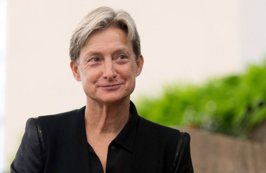 O Sesc Pompeia vem sofrendo ataques em sua página no Facebook desde a tarde desta quinta (26) por receber, na segunda (6), a filósofa estadunidense Judith Butler, que estará no seminário “Os fins da democracia”, entre os dias 7 e 9 de novembro; ao todo, a página já recebeu 386 avaliações negativas em torno de 24 horas; uma petição, também lançada nesta quinta (26), pede ao Sesc o cancelamento da visita de Butler – “Não podemos permitir que a promotora dessa ideologia nefasta promova em nosso país suas ideias absurdas, que têm por objetivo acelerar o processo de corrupção e fragmentação da sociedade”, diz o texto da petição (Foto: Charles Nisz) O Sesc Pompeia vem sofrendo ataques em sua página no Facebook desde a tarde desta quinta (26) por receber, na segunda (6), a filósofa estadunidense Judith Butler, que estará no seminário “Os fins da democracia”, entre os dias 7 e 9 de novembro; ao todo, a página já recebeu 386 avaliações negativas em torno de 24 horas; uma petição, também lançada nesta quinta (26), pede ao Sesc o cancelamento da visita de Butler – “Não podemos permitir que a promotora dessa ideologia nefasta promova em nosso país suas ideias absurdas, que têm por objetivo acelerar o processo de corrupção e fragmentação da sociedade”, diz o texto da petição