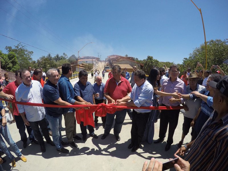 Ao chegar aos 62 anos, a cidade de Tuntum recebeu um pacote de obras e investimentos do governo do Maranhão; em visita ao município, o governador Flávio Dino entregou estádio, escolas, uniformes, ponte, praça e sistemas de abastecimento de água; "Estamos fazendo o maior investimento da história do Maranhão", disse; a primeira inauguração do dia foi a do novo Estádio Temão; também foram entregues duas Escolas Dignas: a Municipal Raimundo Ferreira Lima, construída com duas salas e capacidade para 60 alunos por turno, no Povoado Placa Violão; e a Municipal Unidos Para Vencer, no povoado Olho d'Água, também com duas salas e capacidade para 60 alunos por turno; para cada uma das obras foram investidos R$ 388 mil (Foto: Leonardo Lucena) Ao chegar aos 62 anos, a cidade de Tuntum recebeu um pacote de obras e investimentos do governo do Maranhão; em visita ao município, o governador Flávio Dino entregou estádio, escolas, uniformes, ponte, praça e sistemas de abastecimento de água; "Estamos fazendo o maior investimento da história do Maranhão", disse; a primeira inauguração do dia foi a do novo Estádio Temão; também foram entregues duas Escolas Dignas: a Municipal Raimundo Ferreira Lima, construída com duas salas e capacidade para 60 alunos por turno, no Povoado Placa Violão; e a Municipal Unidos Para Vencer, no povoado Olho d'Água, também com duas salas e capacidade para 60 alunos por turno; para cada uma das obras foram investidos R$ 388 mil