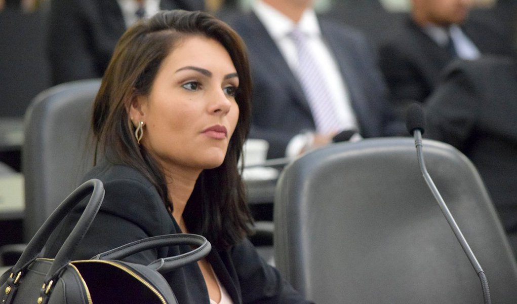 A deputada estadual Thaise Guedes (PMDB) foi indiciada, pela Polícia Federal (PF), por suspeita de participação em um esquema criminoso que desviou recursos da Assembleia Legislativa de Alagoas entre os anos de 2010 e 2013; servidores vinculados ao gabinete da deputada receberam indevidamente valores que somam R$ 220 mil; ela vai responder 25 vezes pelo crime de peculato, que corresponde aos salários recebidos indevidamente pelos servidores; o crime é caracterizado pela apropriação por parte de funcionário público de bem ou vantagem em função do cargo que ocupa; a pena prevista é de 2 a 12 anos (Foto: Voney Malta) A deputada estadual Thaise Guedes (PMDB) foi indiciada, pela Polícia Federal (PF), por suspeita de participação em um esquema criminoso que desviou recursos da Assembleia Legislativa de Alagoas entre os anos de 2010 e 2013; servidores vinculados ao gabinete da deputada receberam indevidamente valores que somam R$ 220 mil; ela vai responder 25 vezes pelo crime de peculato, que corresponde aos salários recebidos indevidamente pelos servidores; o crime é caracterizado pela apropriação por parte de funcionário público de bem ou vantagem em função do cargo que ocupa; a pena prevista é de 2 a 12 anos