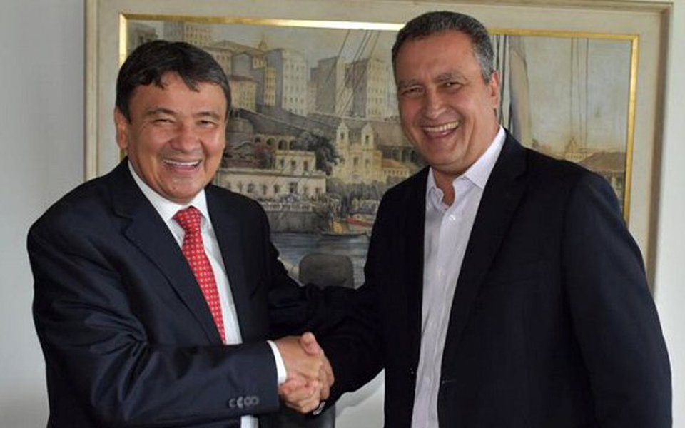 O plano de previdência complementar unificado, reunindo todos os servidores públicos dos Estados do Nordeste - a PrevNordeste – vai ser criado agora em outubro; foi o que ficou acertado entre os governadores do Piauí, Wellington Dias, e da Bahia, Rui Costa, em Salvador, em reunião da qual participaram os gestores da previdência dos dois estados; o Piauí, que já tem pronto uma Mensagem a ser enviada à Assembleia Legislaativa, criando a previdência complementar unificada, quer ser o primeiro estado a aderir ao PrevNordeste, que vai seguir o modelo adotado pelo Governo da Bahia, pioneiro na região na criação da previdência complementar (Foto: Leonardo Lucena) O plano de previdência complementar unificado, reunindo todos os servidores públicos dos Estados do Nordeste - a PrevNordeste – vai ser criado agora em outubro; foi o que ficou acertado entre os governadores do Piauí, Wellington Dias, e da Bahia, Rui Costa, em Salvador, em reunião da qual participaram os gestores da previdência dos dois estados; o Piauí, que já tem pronto uma Mensagem a ser enviada à Assembleia Legislaativa, criando a previdência complementar unificada, quer ser o primeiro estado a aderir ao PrevNordeste, que vai seguir o modelo adotado pelo Governo da Bahia, pioneiro na região na criação da previdência complementar