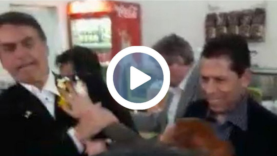 Depois de João Doria (PSDB-SP), foi a vez do deputado federal Jair Bolsonaro ser hostilizado publicamente com ovada; o parlamentar carioca fazia uma caminhada no centro de Ribeirão Preto (interior de São Paulo) e, ao entrar numa cafeteria, foi abordado por uma jovem; ela esmagou um ovo contra o paletó do deputado e criticou as posições políticas de Bolsonaro (Foto: Charles Nisz) Depois de João Doria (PSDB-SP), foi a vez do deputado federal Jair Bolsonaro ser hostilizado publicamente com ovada; o parlamentar carioca fazia uma caminhada no centro de Ribeirão Preto (interior de São Paulo) e, ao entrar numa cafeteria, foi abordado por uma jovem; ela esmagou um ovo contra o paletó do deputado e criticou as posições políticas de Bolsonaro