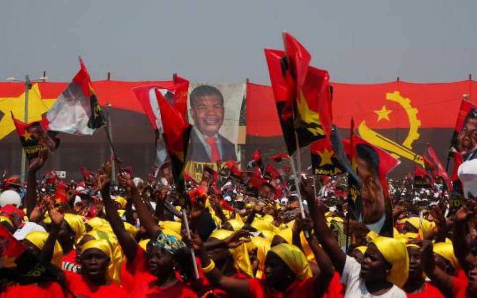 Movimento Popular de Libertação de Angola (MPLA), partido no poder há quatro décadas, venceu as eleições desta semana com ampla vantagem; candidato do partido, João Lourenço, vai suceder José Eduardo dos Santos, que governa o país há 38 anos; Comissão Eleitoral Nacional informou, nesta quinta-feira (24), em Luanda, que o MPLA teve 64% dos votos; o partido, que governa Angola desde sua independência de Portugal, em 1975, já tinha previsto que ganharia com folga, mas o resultado mostrou uma retração do apoio desde as eleições de 2012 (Foto: Aquiles Lins) Movimento Popular de Libertação de Angola (MPLA), partido no poder há quatro décadas, venceu as eleições desta semana com ampla vantagem; candidato do partido, João Lourenço, vai suceder José Eduardo dos Santos, que governa o país há 38 anos; Comissão Eleitoral Nacional informou, nesta quinta-feira (24), em Luanda, que o MPLA teve 64% dos votos; o partido, que governa Angola desde sua independência de Portugal, em 1975, já tinha previsto que ganharia com folga, mas o resultado mostrou uma retração do apoio desde as eleições de 2012
