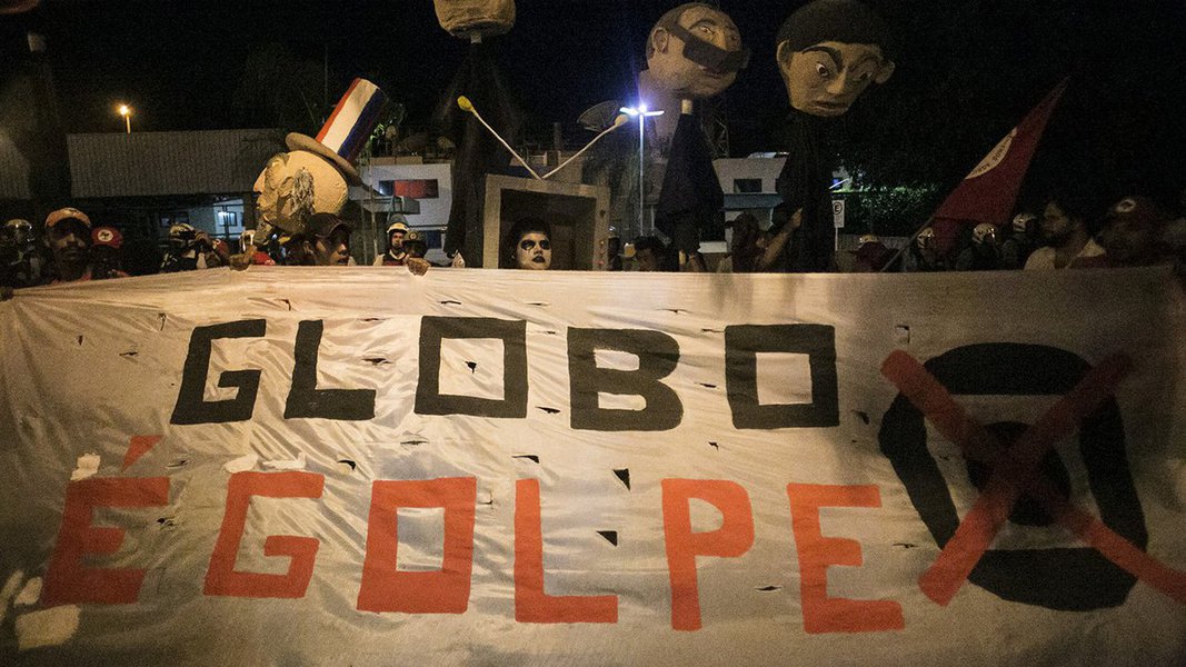 Com dois golpes no currículo, o de 1964 e o de 2016, e em campanha para eliminar das eleições de 2018 o líder nas pesquisas, a Globo publica editorial neste domingo chamado "A necessária defesa da democracia" (Foto: Leonardo Attuch) Com dois golpes no currículo, o de 1964 e o de 2016, e em campanha para eliminar das eleições de 2018 o líder nas pesquisas, a Globo publica editorial neste domingo chamado "A necessária defesa da democracia"