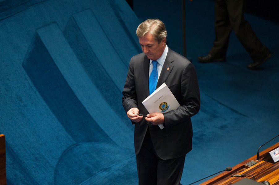O senador Fernando Collor de Mello (PTC/AL) condenou o "jeitinho" que algumas instituições pretendem aplicar ao dispositivo constitucional que assegura que, em caso da prisão de um senador, a decisão precisa ser confirmada pelo plenário do Senado Federal; ele apontou o esfacelamento institucional que o Brasil vem enfrentando desde 2012 e relembrou, ainda, os diversos discursos que realizou colocando em xeque a conduta do ex-procurador-geral da República, Rodrigo Janot; "Agora, diversos veículos da imprensa vem mostrando quem de fato é Rodrigo Janot", enfatizou Collor (Foto: Voney Malta) O senador Fernando Collor de Mello (PTC/AL) condenou o "jeitinho" que algumas instituições pretendem aplicar ao dispositivo constitucional que assegura que, em caso da prisão de um senador, a decisão precisa ser confirmada pelo plenário do Senado Federal; ele apontou o esfacelamento institucional que o Brasil vem enfrentando desde 2012 e relembrou, ainda, os diversos discursos que realizou colocando em xeque a conduta do ex-procurador-geral da República, Rodrigo Janot; "Agora, diversos veículos da imprensa vem mostrando quem de fato é Rodrigo Janot", enfatizou Collor