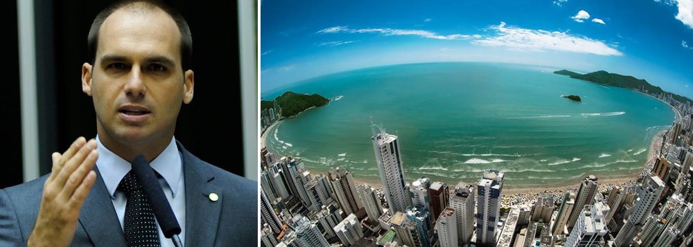 Seguidor do pai, Jair Bolsonaro, como paladino no combate à corrupção, o deputado Eduardo Bolsonaro (PSC-SP) tem utilizado sua cota parlamentar para pagar passagens aéreas para interesses pessoais; segundo o colunista Lauro Jardim, Bolsonaro passou o aniversário de 32 anos em Balneário Camboriú; "Eduardo Bolsonaro gastou R$ 1.427,66 no voo de volta para São Paulo saindo de Navegantes, aeroporto mais próximo", diz Jardim (Foto: Aquiles Lins) Seguidor do pai, Jair Bolsonaro, como paladino no combate à corrupção, o deputado Eduardo Bolsonaro (PSC-SP) tem utilizado sua cota parlamentar para pagar passagens aéreas para interesses pessoais; segundo o colunista Lauro Jardim, Bolsonaro passou o aniversário de 32 anos em Balneário Camboriú; "Eduardo Bolsonaro gastou R$ 1.427,66 no voo de volta para São Paulo saindo de Navegantes, aeroporto mais próximo", diz Jardim