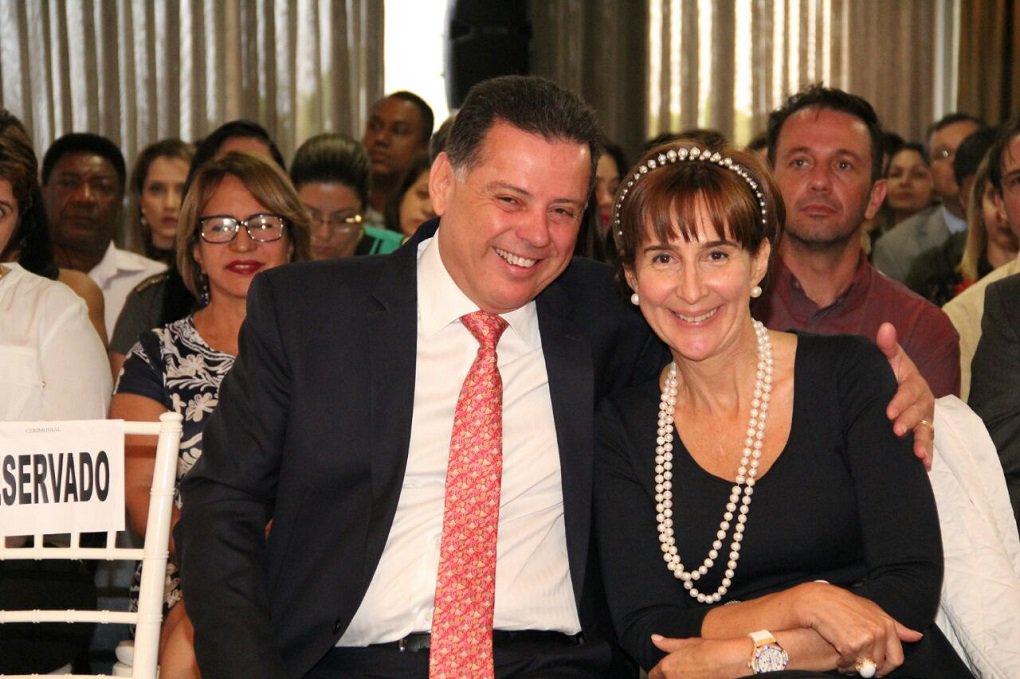 A presidente do Instituto Ayrton Senna, Viviane Senna, afirmou nesta quinta-feira, 24, em Goiânia, durante assinatura de parceria técnica entre o Governo de Goiás e a organização sem fins lucrativos que ela dirige, que "a educação que o governador Marconi Perillo promove em Goiás é top e modelo para o Brasil"; Marconi, Viviane e a secretária de Educação, Cultura e Esporte (Seduce), Raquel Teixeira, estabeleceram parceria técnica para o reforço da grande curricular dos alunos da rede estadual com foco na cidadania, na inclusão e na geração de oportunidades (Foto: José Barbacena) A presidente do Instituto Ayrton Senna, Viviane Senna, afirmou nesta quinta-feira, 24, em Goiânia, durante assinatura de parceria técnica entre o Governo de Goiás e a organização sem fins lucrativos que ela dirige, que "a educação que o governador Marconi Perillo promove em Goiás é top e modelo para o Brasil"; Marconi, Viviane e a secretária de Educação, Cultura e Esporte (Seduce), Raquel Teixeira, estabeleceram parceria técnica para o reforço da grande curricular dos alunos da rede estadual com foco na cidadania, na inclusão e na geração de oportunidades