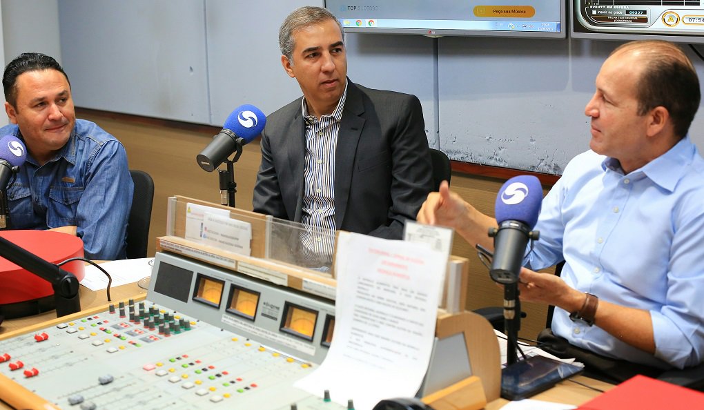 Vice-governador rebate críticas a programa de investimentos, afirma que Goiás na Frente foi feito com planejamento, recursos em caixa, e que obras continuarão sendo inauguradas até 2018; “O trabalho está a todo o vapor”, disse durante entrevista ao jornalista Oloares Ferreira e ao sociólogo Jone Matos, na Rádio Sucesso FM (Foto: José Barbacena) Vice-governador rebate críticas a programa de investimentos, afirma que Goiás na Frente foi feito com planejamento, recursos em caixa, e que obras continuarão sendo inauguradas até 2018; “O trabalho está a todo o vapor”, disse durante entrevista ao jornalista Oloares Ferreira e ao sociólogo Jone Matos, na Rádio Sucesso FM