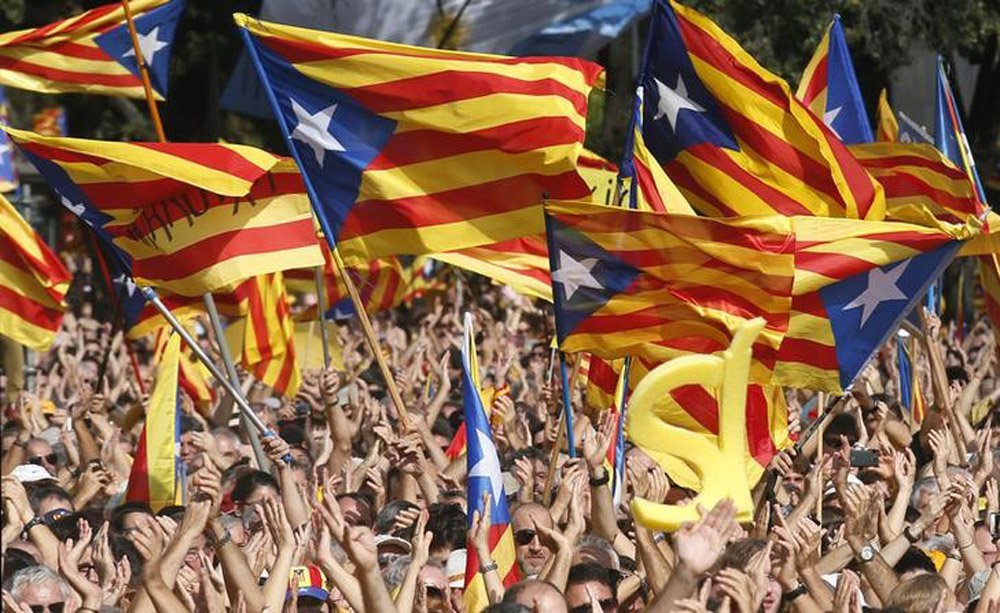 Pessoas erguem bandeiras da Catalunha durante manifestação pela independência em Barcelona. 19/10/2014. REUTERS/Albert Gea (Foto: Aquiles Lins) Pessoas erguem bandeiras da Catalunha durante manifestação pela independência em Barcelona. 19/10/2014. REUTERS/Albert Gea