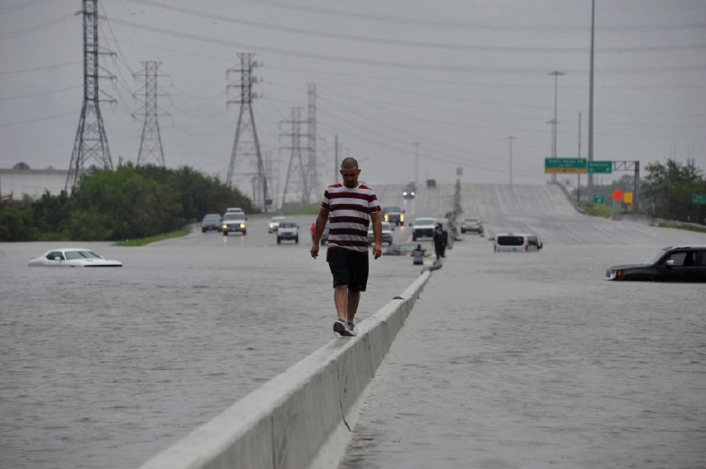 tempestade tropical Harvey deixou ao menos seis mortos e dezenas de feridos durante sua passagem neste domingo (27) pelo estado do Texas, nos Estados Unidos; cinco vítimas são de Houston, quarta maior cidade dos EUA com 2 milhões de habitantes; região foi atingida com intensidade pela tempestade neste domingo (Foto: José Barbacena) tempestade tropical Harvey deixou ao menos seis mortos e dezenas de feridos durante sua passagem neste domingo (27) pelo estado do Texas, nos Estados Unidos; cinco vítimas são de Houston, quarta maior cidade dos EUA com 2 milhões de habitantes; região foi atingida com intensidade pela tempestade neste domingo