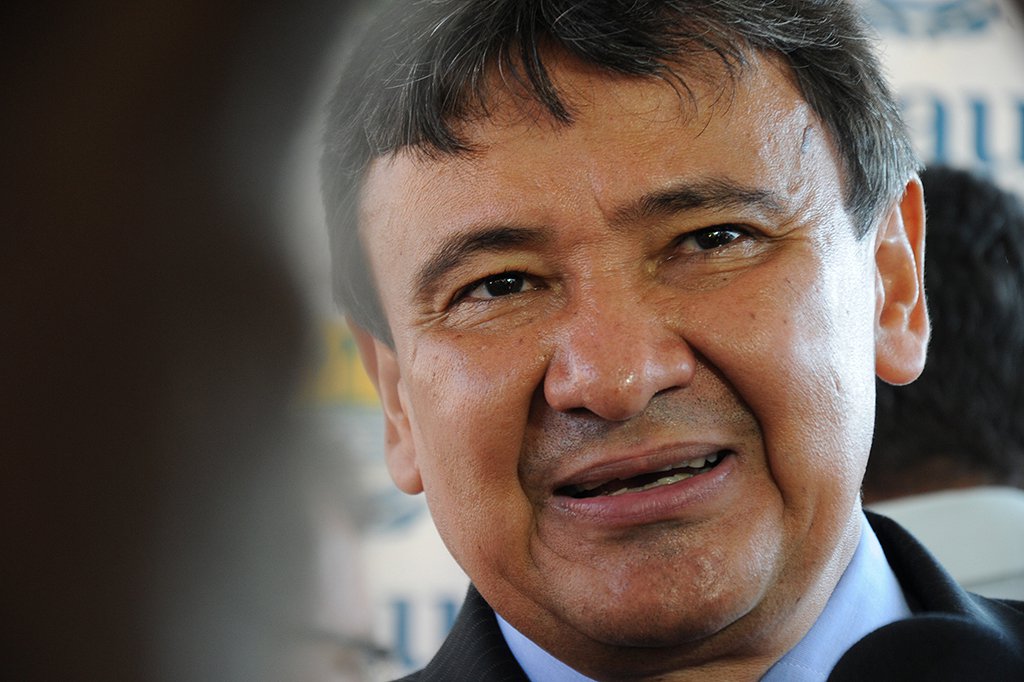 O governador do Piauí, Wellington Dias, afirmou que vai cobrar de Michel Temer R$ 800 milhões devidos pela União ao estado. De acordo com o chefe do executivo estadual, "o governo federal ainda hoje não pagou, como vai vender o que ainda não pagou"; "Então, eu estou confiante que a justiça deve encaminhar. Os cálculos que apresentamos falta a União pagar cerca de R$ 800 milhões ao Piauí", disse ele durante entrevista à imprensa, na saída do auditório do Centro Integrado de Reabilitação (Ceir), no bairro Ilhotas, zona Sul de Teresina, após o lançamento da campanha “Neuro em Ação” (Foto: Leonardo Lucena) O governador do Piauí, Wellington Dias, afirmou que vai cobrar de Michel Temer R$ 800 milhões devidos pela União ao estado. De acordo com o chefe do executivo estadual, "o governo federal ainda hoje não pagou, como vai vender o que ainda não pagou"; "Então, eu estou confiante que a justiça deve encaminhar. Os cálculos que apresentamos falta a União pagar cerca de R$ 800 milhões ao Piauí", disse ele durante entrevista à imprensa, na saída do auditório do Centro Integrado de Reabilitação (Ceir), no bairro Ilhotas, zona Sul de Teresina, após o lançamento da campanha “Neuro em Ação”