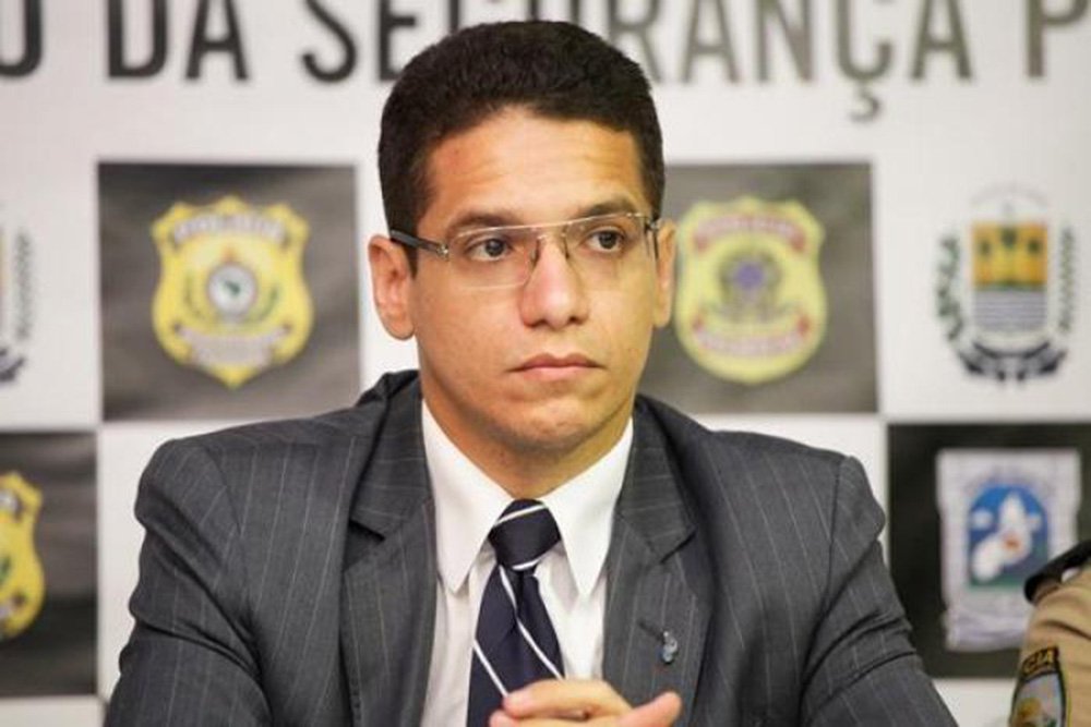 Para o secretário estadual de Justiça, Daniel Oliveira, o movimento grevista da categoria "já deu o que tinha que dar"; “Voltem ao trabalho pessoal. Esse movimento paredista, atuando no comando de greve, só trouxe prejuízo a você agente penitenciário. Voltem ao regular trabalho, nós estamos dispostos a cuidar de vocês que estão voltando a cumprir as ordens do estado e da lei. Nós não vamos nem perseguir nem fazer nada acima ou abaixo da lei. Faço esse apelo”, afirmou (Foto: Leonardo Lucena) Para o secretário estadual de Justiça, Daniel Oliveira, o movimento grevista da categoria "já deu o que tinha que dar"; “Voltem ao trabalho pessoal. Esse movimento paredista, atuando no comando de greve, só trouxe prejuízo a você agente penitenciário. Voltem ao regular trabalho, nós estamos dispostos a cuidar de vocês que estão voltando a cumprir as ordens do estado e da lei. Nós não vamos nem perseguir nem fazer nada acima ou abaixo da lei. Faço esse apelo”, afirmou