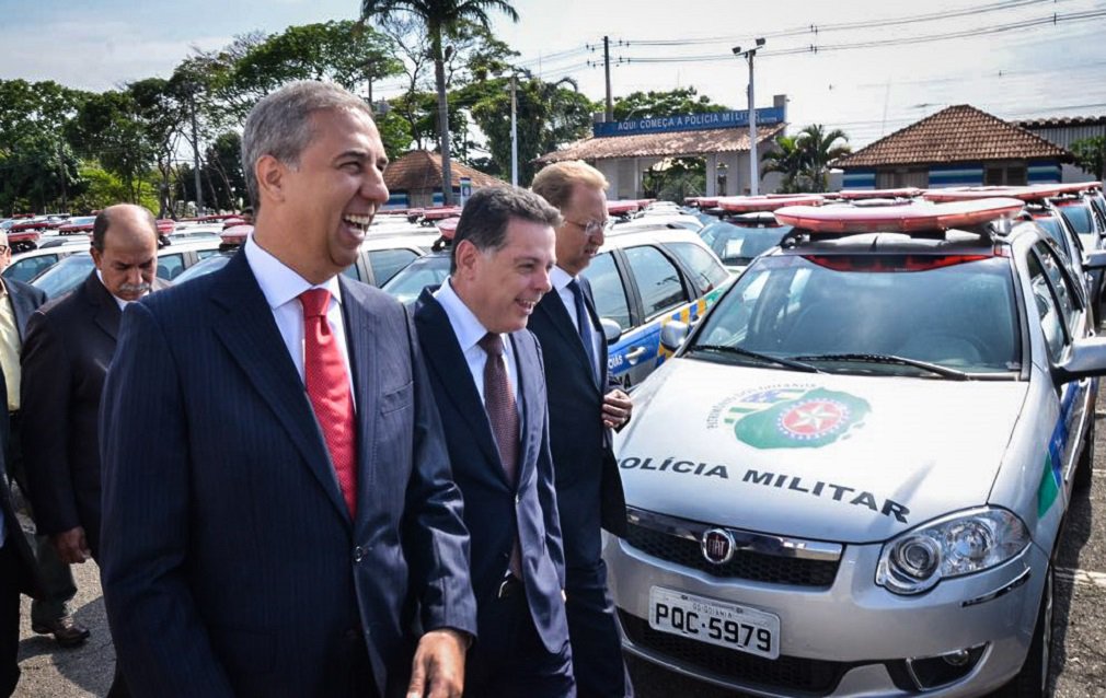 Em solenidade realizada na manhã desta sexta-feira (29), na Academia da Polícia Militar, em Goiânia, o governador Marconi Perillo reforçou o compromisso de garantir mais segurança aos cidadãos em todo o Estado, ao entregar 273 novas viaturas para as forças policiais de Goiás; veículos foram divididos entre a Polícia Militar (140), Polícia Civil (100), mais 20 furgões para o transporte de presos e 13 que serão utilizados para perícia oficial; “É o compromisso que nós temos, constantemente, de modernizar a frota, de renová-la para que os policiais tenham condições operacionais de trabalhar, de resolver os conflitos na luta contra a violência e a criminalidade”, frisou o governador (Foto: José Barbacena) Em solenidade realizada na manhã desta sexta-feira (29), na Academia da Polícia Militar, em Goiânia, o governador Marconi Perillo reforçou o compromisso de garantir mais segurança aos cidadãos em todo o Estado, ao entregar 273 novas viaturas para as forças policiais de Goiás; veículos foram divididos entre a Polícia Militar (140), Polícia Civil (100), mais 20 furgões para o transporte de presos e 13 que serão utilizados para perícia oficial; “É o compromisso que nós temos, constantemente, de modernizar a frota, de renová-la para que os policiais tenham condições operacionais de trabalhar, de resolver os conflitos na luta contra a violência e a criminalidade”, frisou o governador