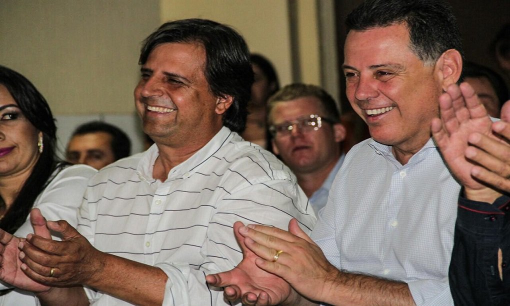 O fato de a cidade de Ouvidor ser comandada por um prefeito filiado ao PMDB, partido que faz oposição ao governo estadual, não foi motivo para impedir que ela fosse beneficiada pelo Goiás na Frente, que, segundo o governador Marconi Perillo, é um programa republicano e democrático; prefeito Onofre Galdino fez as honras da casa e foi incisivo: “O senhor é do PSDB e eu do PMDB. Mas nunca colocamos isso na linha de frente. O senhor, Marconi, é realmente republicano. Ama as cidades, independente de quem esteja administrando essa cidade” (Foto: José Barbacena) O fato de a cidade de Ouvidor ser comandada por um prefeito filiado ao PMDB, partido que faz oposição ao governo estadual, não foi motivo para impedir que ela fosse beneficiada pelo Goiás na Frente, que, segundo o governador Marconi Perillo, é um programa republicano e democrático; prefeito Onofre Galdino fez as honras da casa e foi incisivo: “O senhor é do PSDB e eu do PMDB. Mas nunca colocamos isso na linha de frente. O senhor, Marconi, é realmente republicano. Ama as cidades, independente de quem esteja administrando essa cidade”
