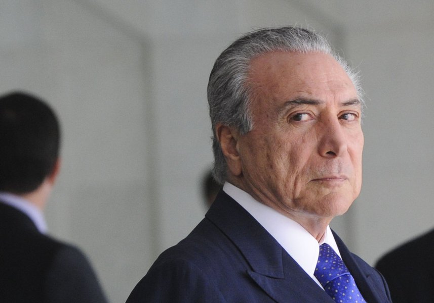 Levantamento feito pelo Instituto Paraná Pesquisas apontou que, no Rio Grande do Sul, apenas 0,3% do eleitorado considera "ótimo" o governo de Michel Temer; 4,2% acham "bom"; de acordo com os dados, 17,9% dos entrevistados avaliam como "regular", 17,7%, "ruim", e 58,7%, "péssimo", o que resulta em uma desaprovação de 76,4%, somando os dois últimos percentuais; na corrida presidencial, o deputado federal Jair Bolsonaro (PSC-RJ) lidera, com 21,9% no estado, seguido pelo ex-presidente Lula, com 18,1%; em terceiro lugar está o prefeito de São Paulo, João Doria (PSDB), com 13,1% (Foto: Leonardo Lucena) Levantamento feito pelo Instituto Paraná Pesquisas apontou que, no Rio Grande do Sul, apenas 0,3% do eleitorado considera "ótimo" o governo de Michel Temer; 4,2% acham "bom"; de acordo com os dados, 17,9% dos entrevistados avaliam como "regular", 17,7%, "ruim", e 58,7%, "péssimo", o que resulta em uma desaprovação de 76,4%, somando os dois últimos percentuais; na corrida presidencial, o deputado federal Jair Bolsonaro (PSC-RJ) lidera, com 21,9% no estado, seguido pelo ex-presidente Lula, com 18,1%; em terceiro lugar está o prefeito de São Paulo, João Doria (PSDB), com 13,1%
