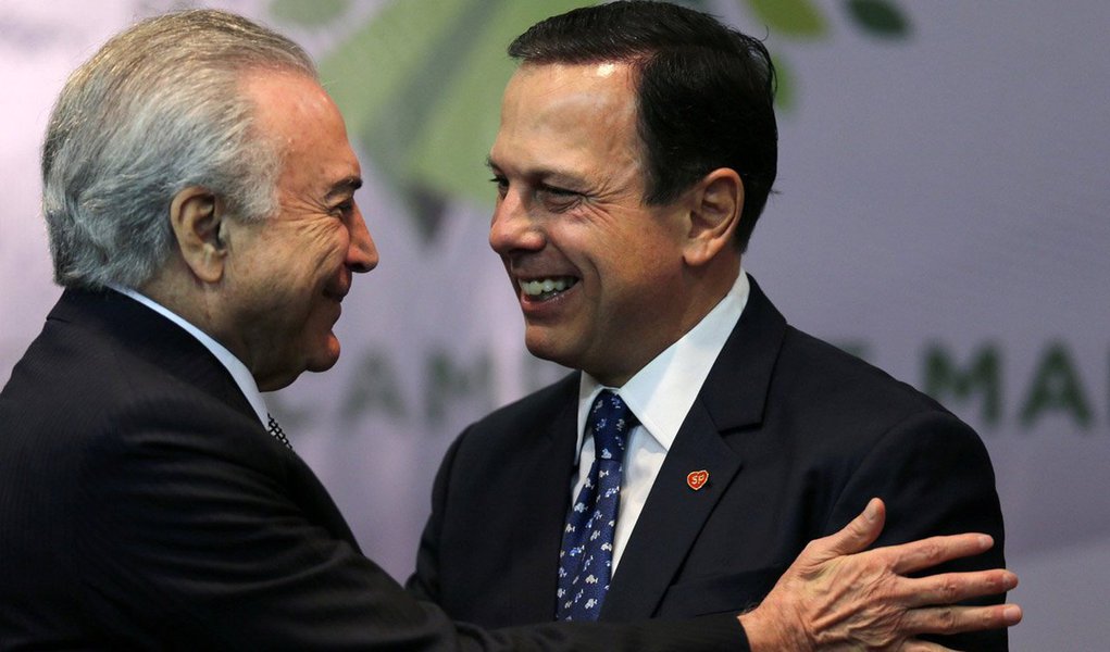 O editor do Tijolaço, Fernando Brito, observa que se o DEM desistiu da candidatura de João Doria (PSDB), "desdenhando o prefeito de São Paulo e dizendo que preferia Luciano Huck", ainda "sobrou alguém, com grande poder para compensar o nenhum prestígio. Michel Temer, com quem conta para recuperar sua imagem de gestor, esburacada como as ruas paulistanas, com R$ 1 bilhão do BNDES"; Doria, o disponível, pode ser a alternativa para Temer, pois talvez não reste outra alternativa para ele, Doria", avalia Brito (Foto: Paulo Emílio) O editor do Tijolaço, Fernando Brito, observa que se o DEM desistiu da candidatura de João Doria (PSDB), "desdenhando o prefeito de São Paulo e dizendo que preferia Luciano Huck", ainda "sobrou alguém, com grande poder para compensar o nenhum prestígio. Michel Temer, com quem conta para recuperar sua imagem de gestor, esburacada como as ruas paulistanas, com R$ 1 bilhão do BNDES"; Doria, o disponível, pode ser a alternativa para Temer, pois talvez não reste outra alternativa para ele, Doria", avalia Brito